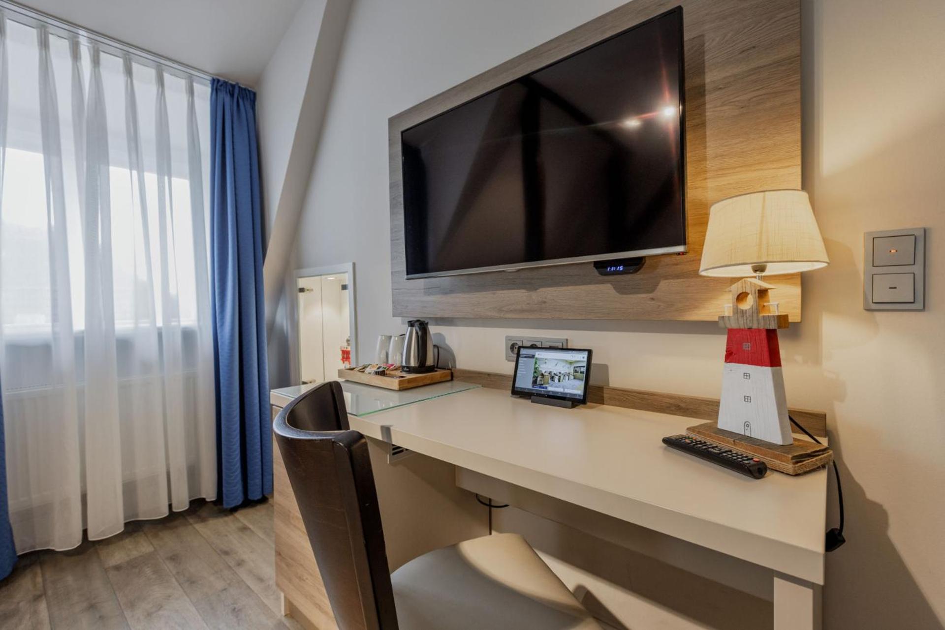 Standard Double Room thumbnail 5