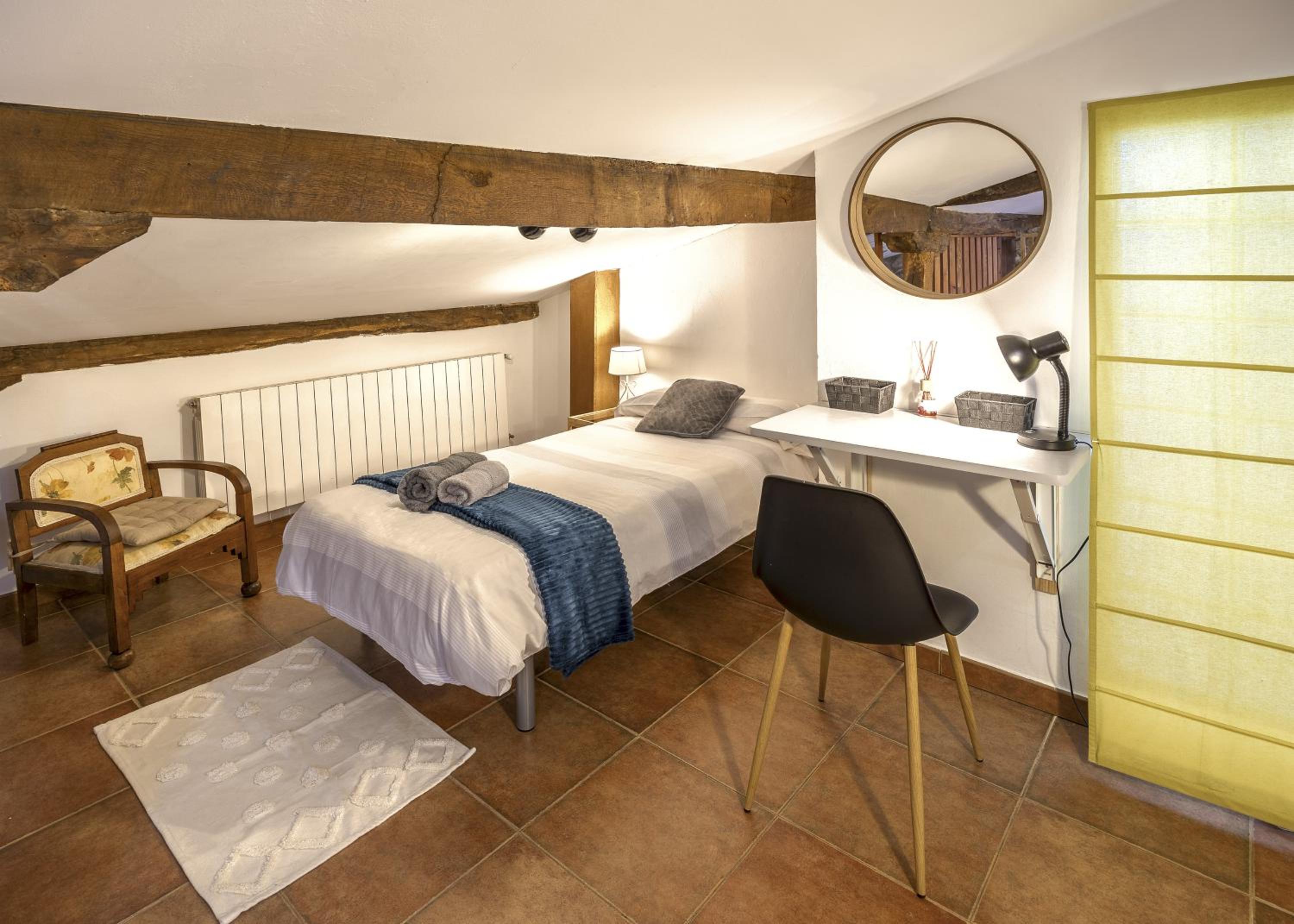 Casa de dos habitaciones con balcón.