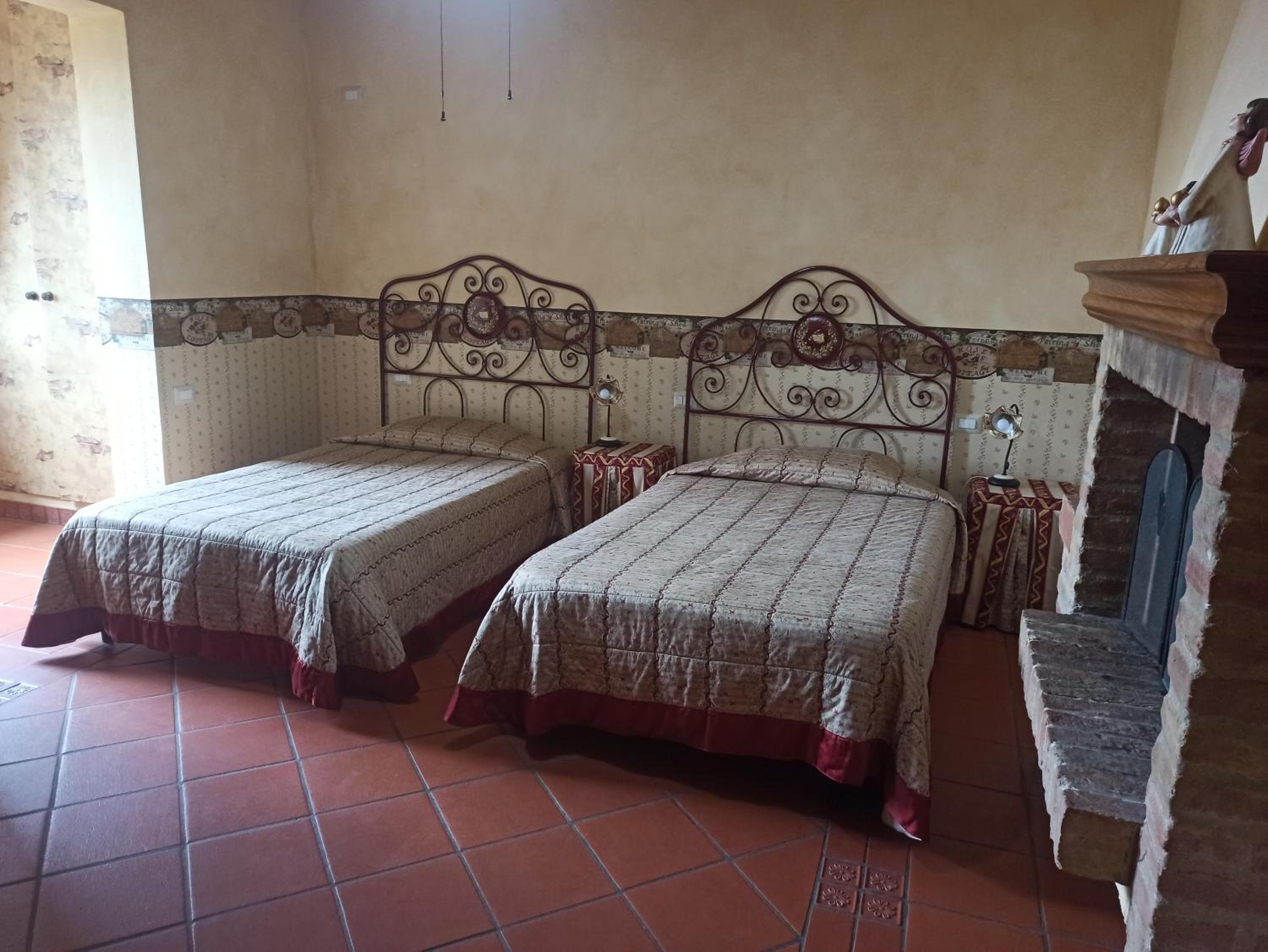Twin Room with Private Bathroom photo 1
