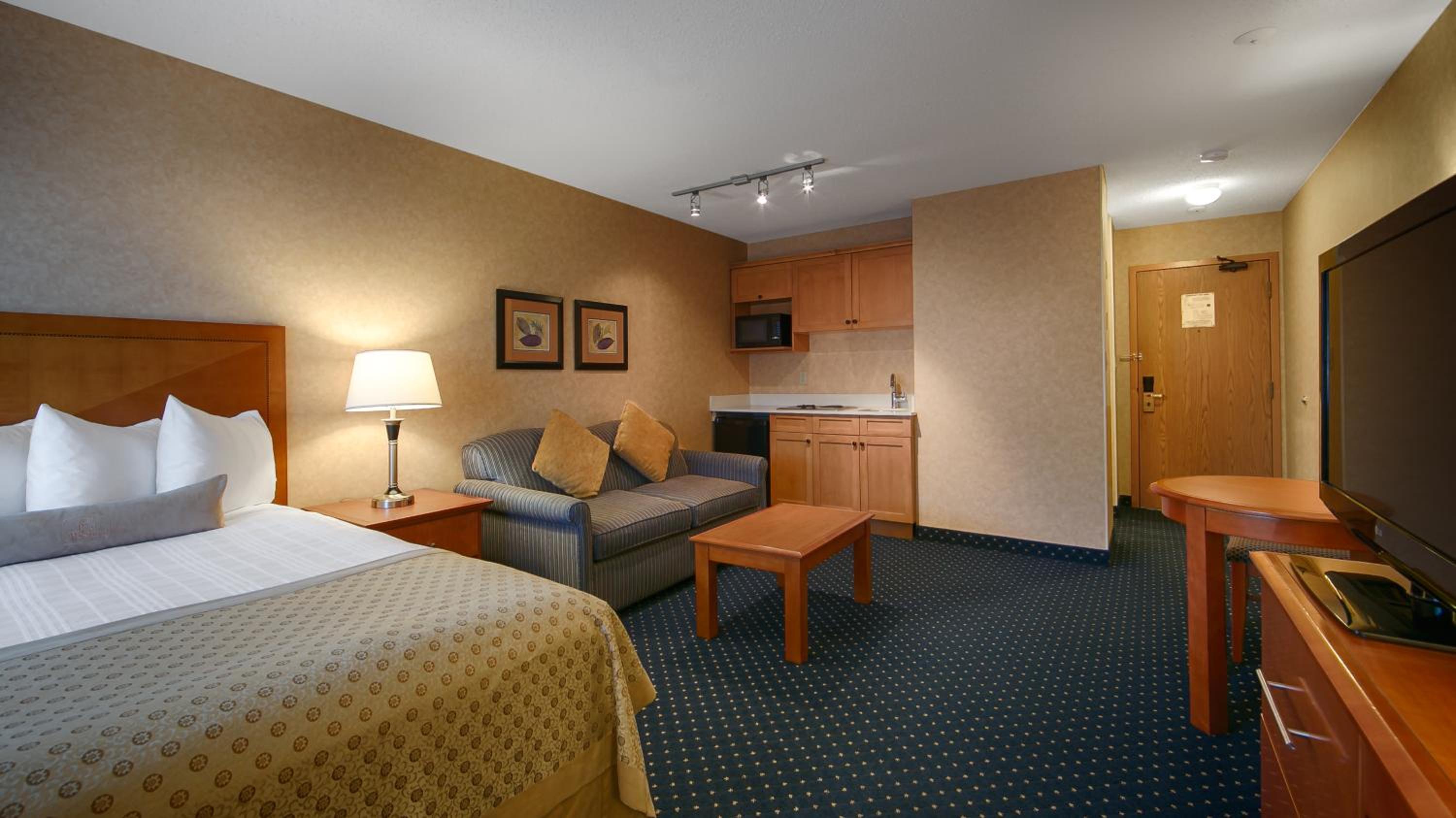 Queen Room with Sofa Bed and Kitchenette - Pet Friendly/Non-Smoking - Photo 7