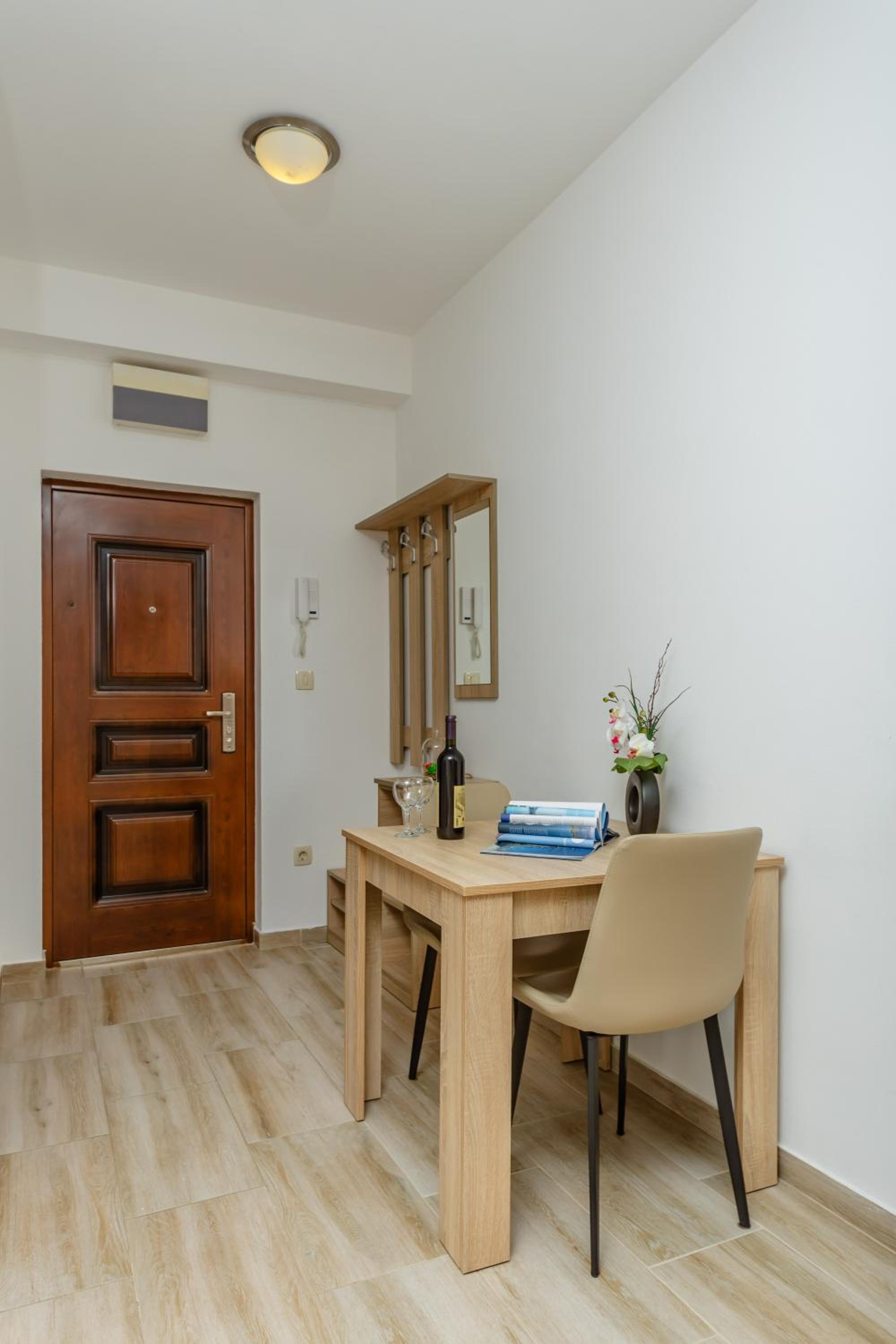 Studio with Balcony - Photo 8