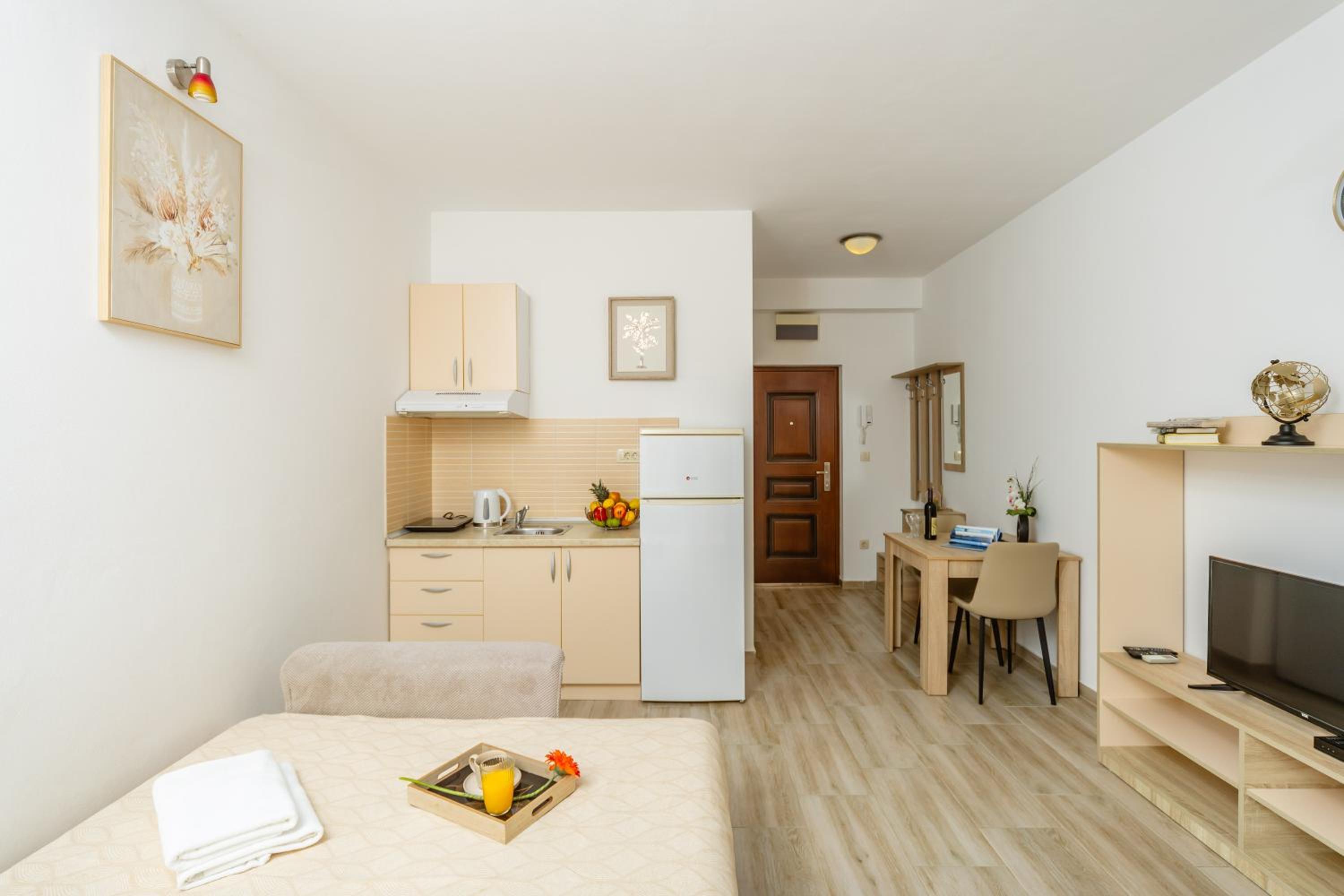 Studio with Balcony - Photo 7