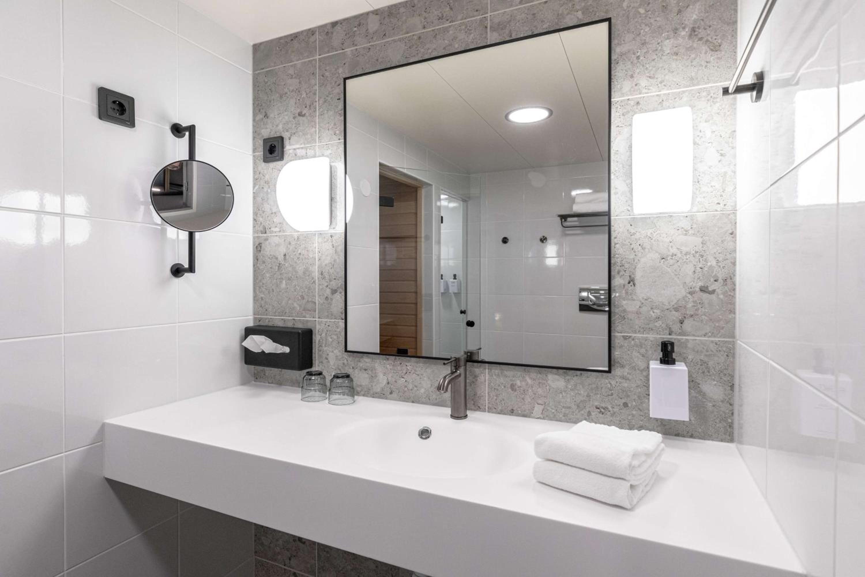 Superior Twin with Bath - Photo 4