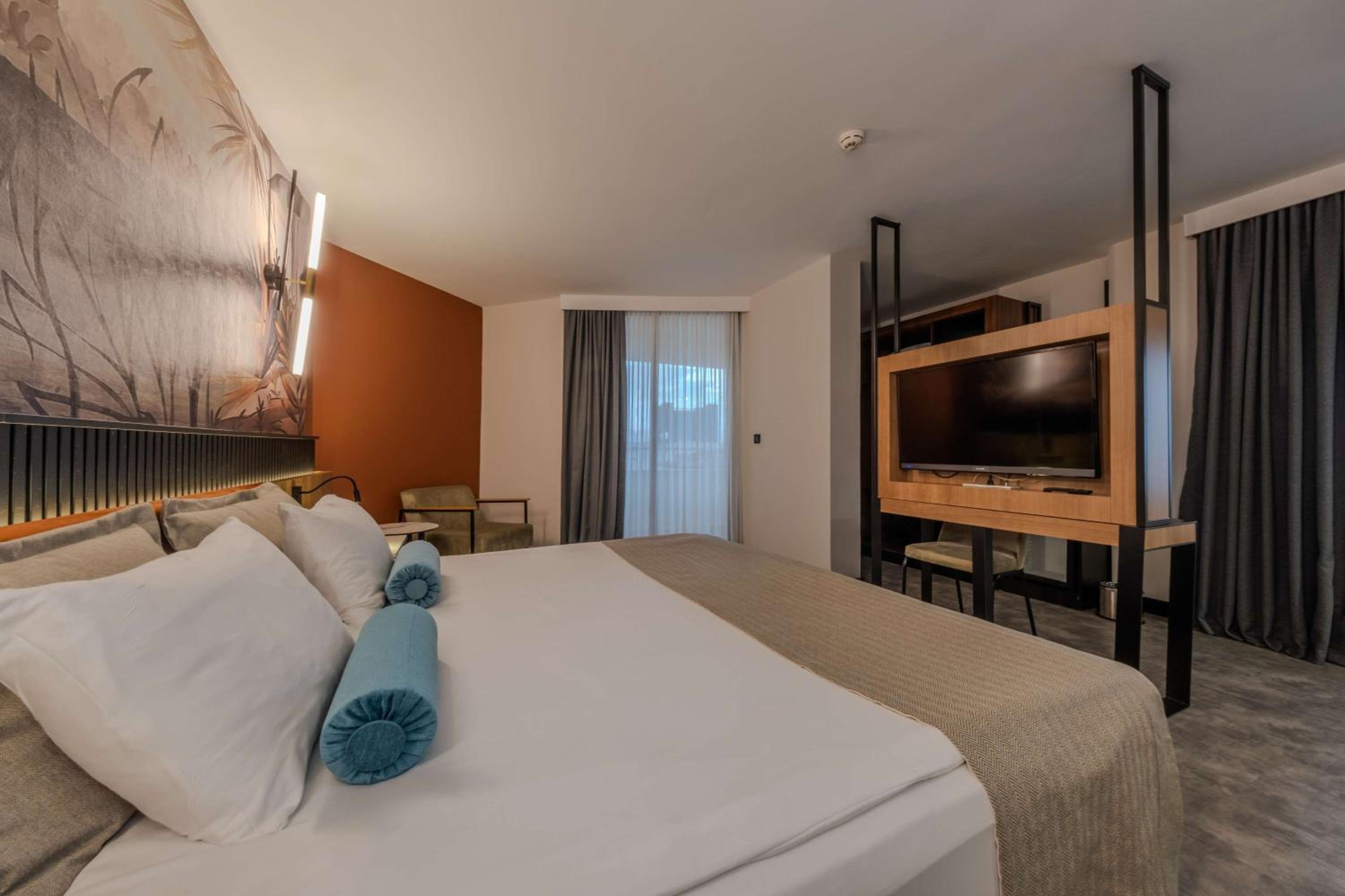 Deluxe King Suite with Sofa Bed - Non-Smoking - Photo 1