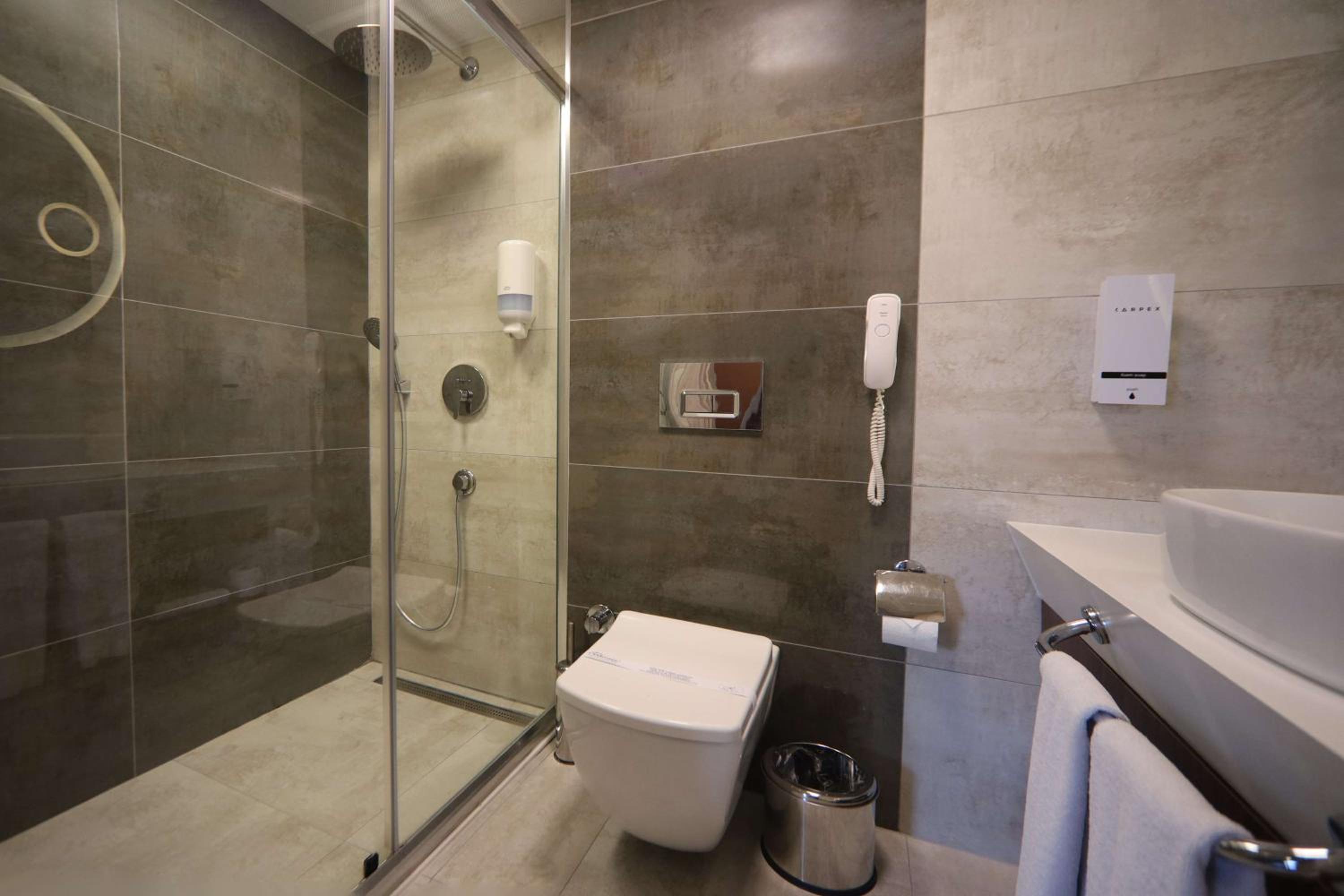 Deluxe King Suite with Sofa Bed - Non-Smoking - Photo 2