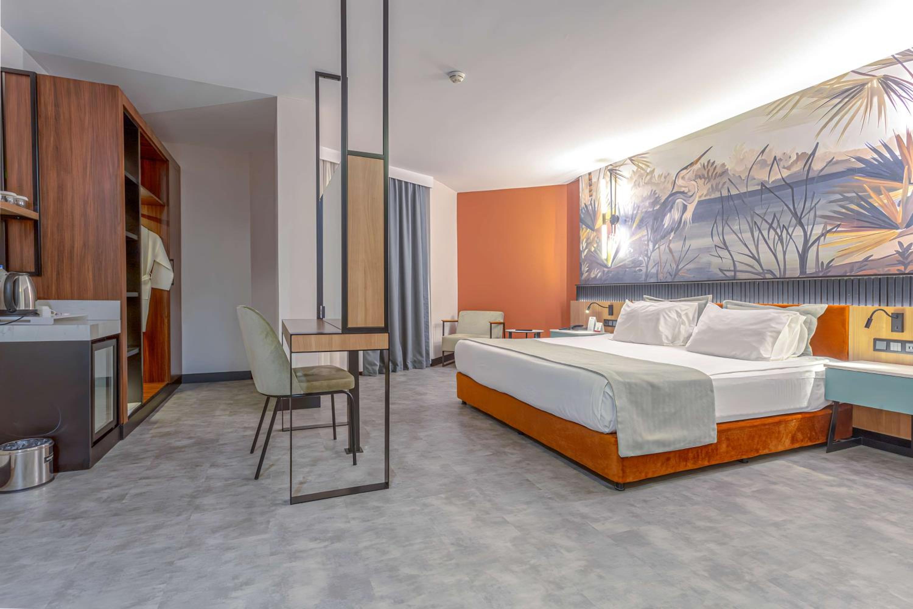 Deluxe King Suite with Sofa Bed - Non-Smoking - Photo 14