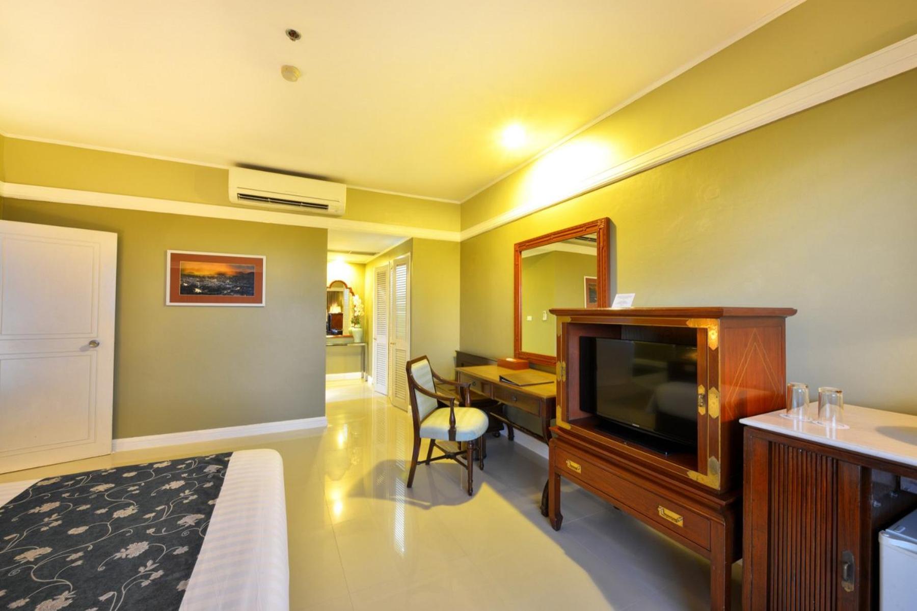 One-Bedroom Suite - Photo 3