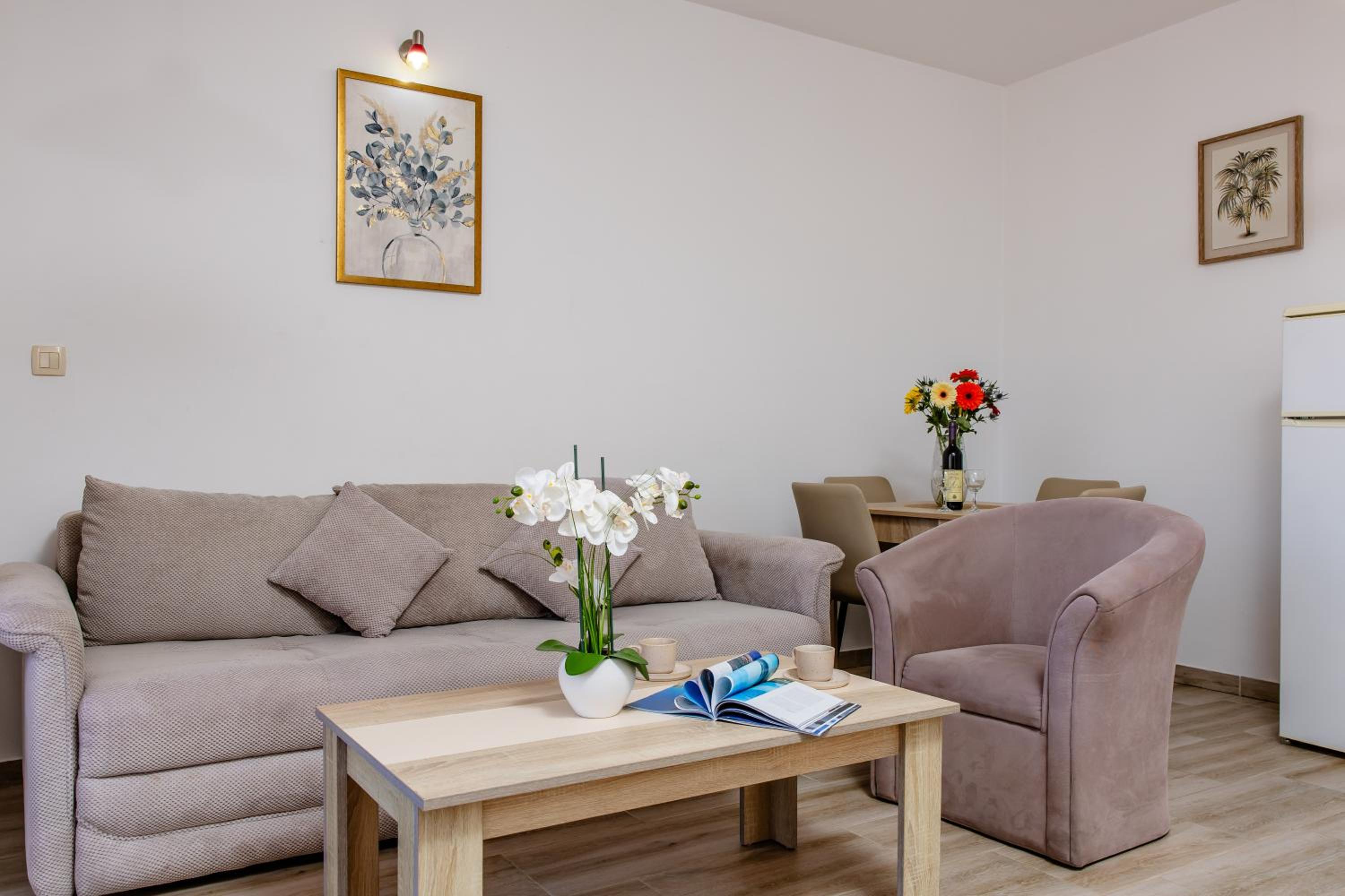  One-Bedroom Apartment with Balcony - Photo 3