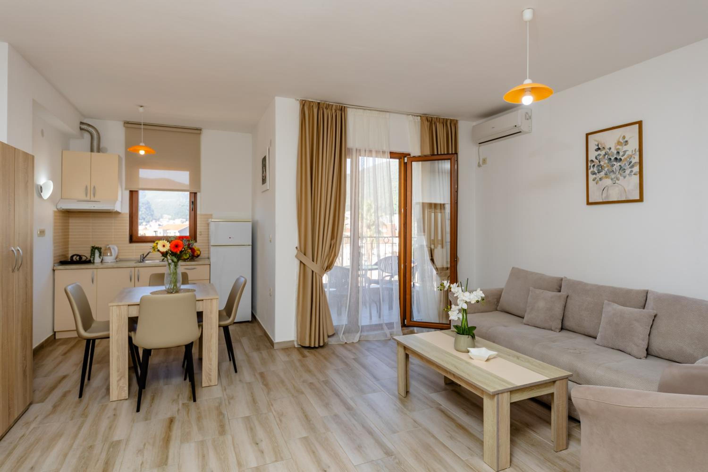  One-Bedroom Apartment with Balcony - Photo 4