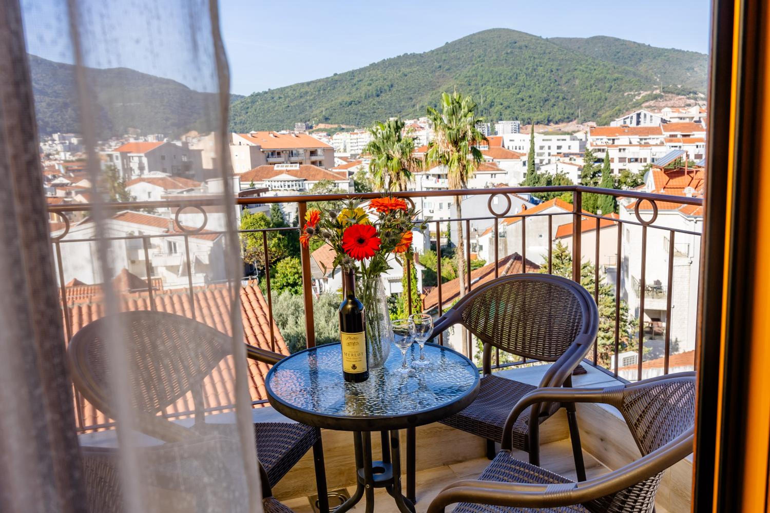  One-Bedroom Apartment with Balcony - Photo 29