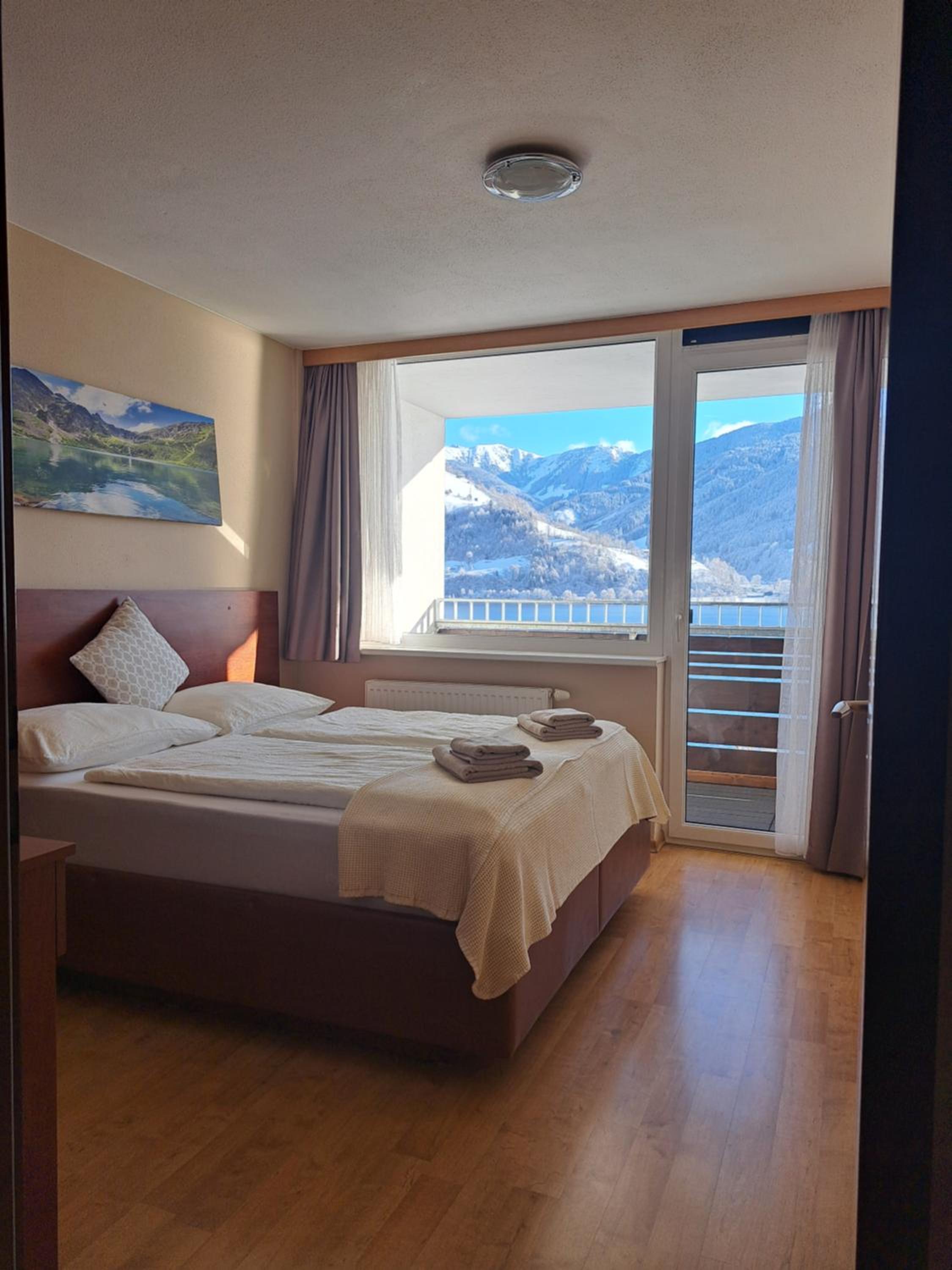 One-Bedroom Apartment with Balcony and Lake View photo 1