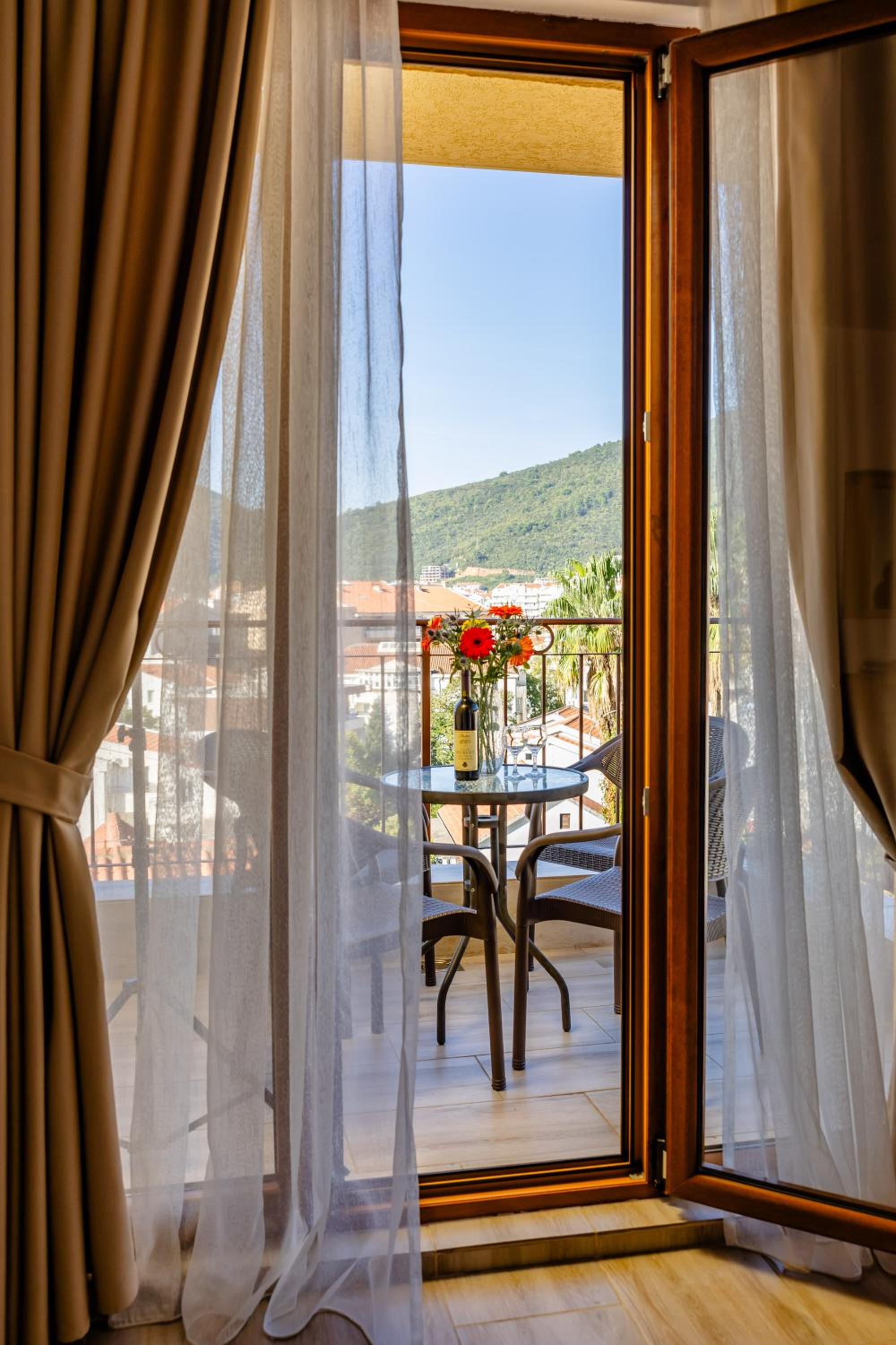  One-Bedroom Apartment with Balcony - Photo 8