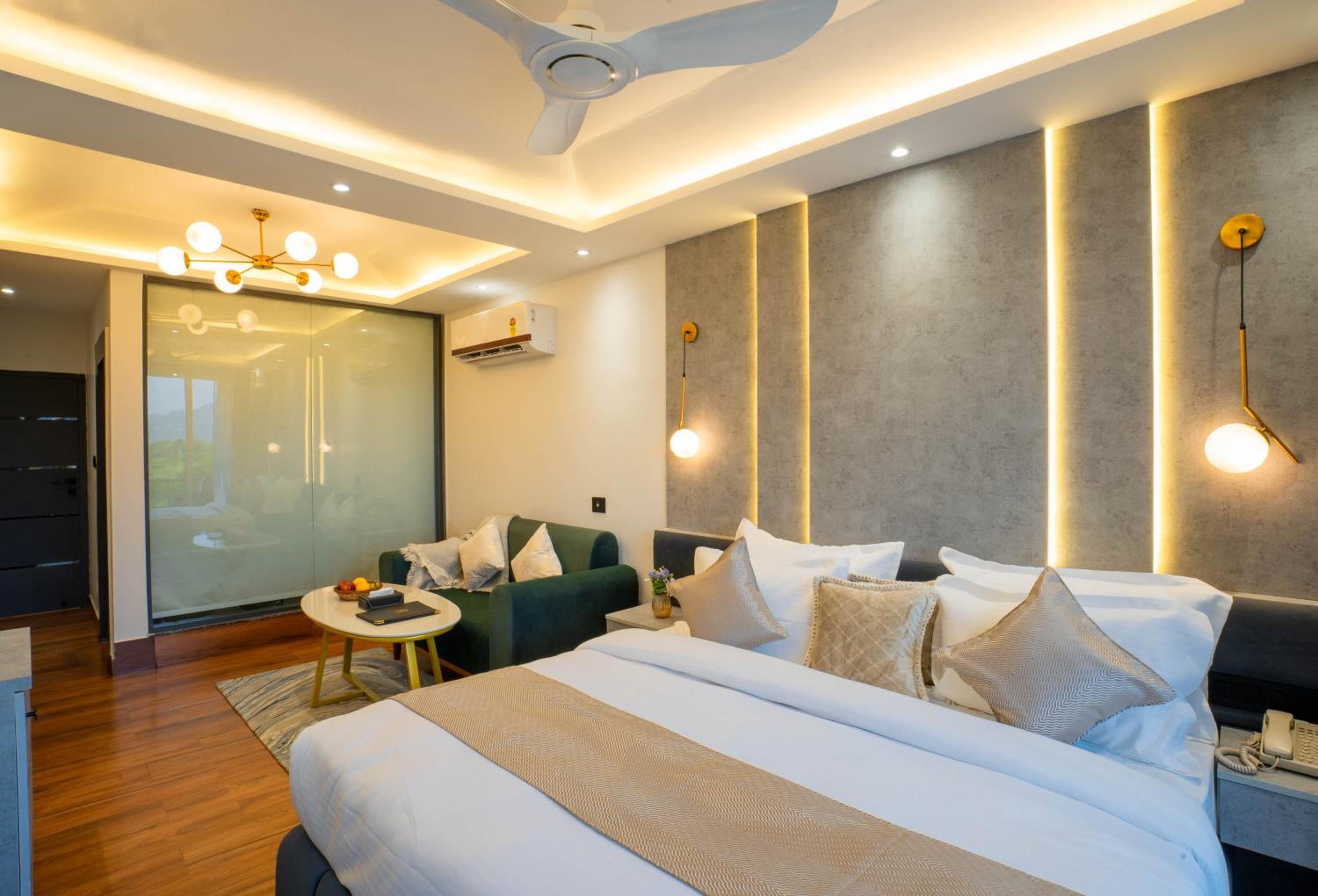 Suite With Hot Tub