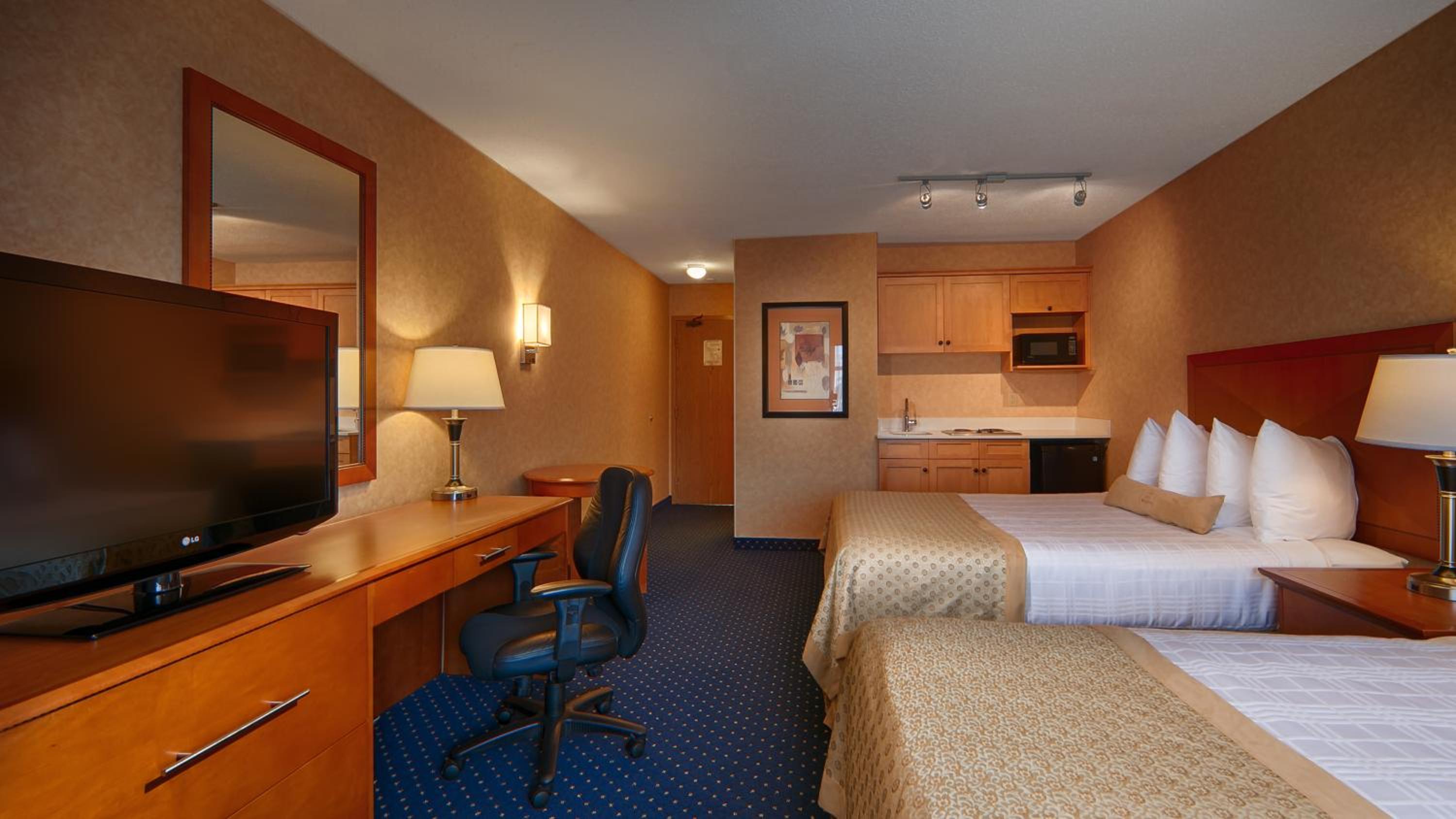 Queen Room with Two Queen Beds and Kitchenette - No Pets Allowed/Non-Smoking - Photo 8
