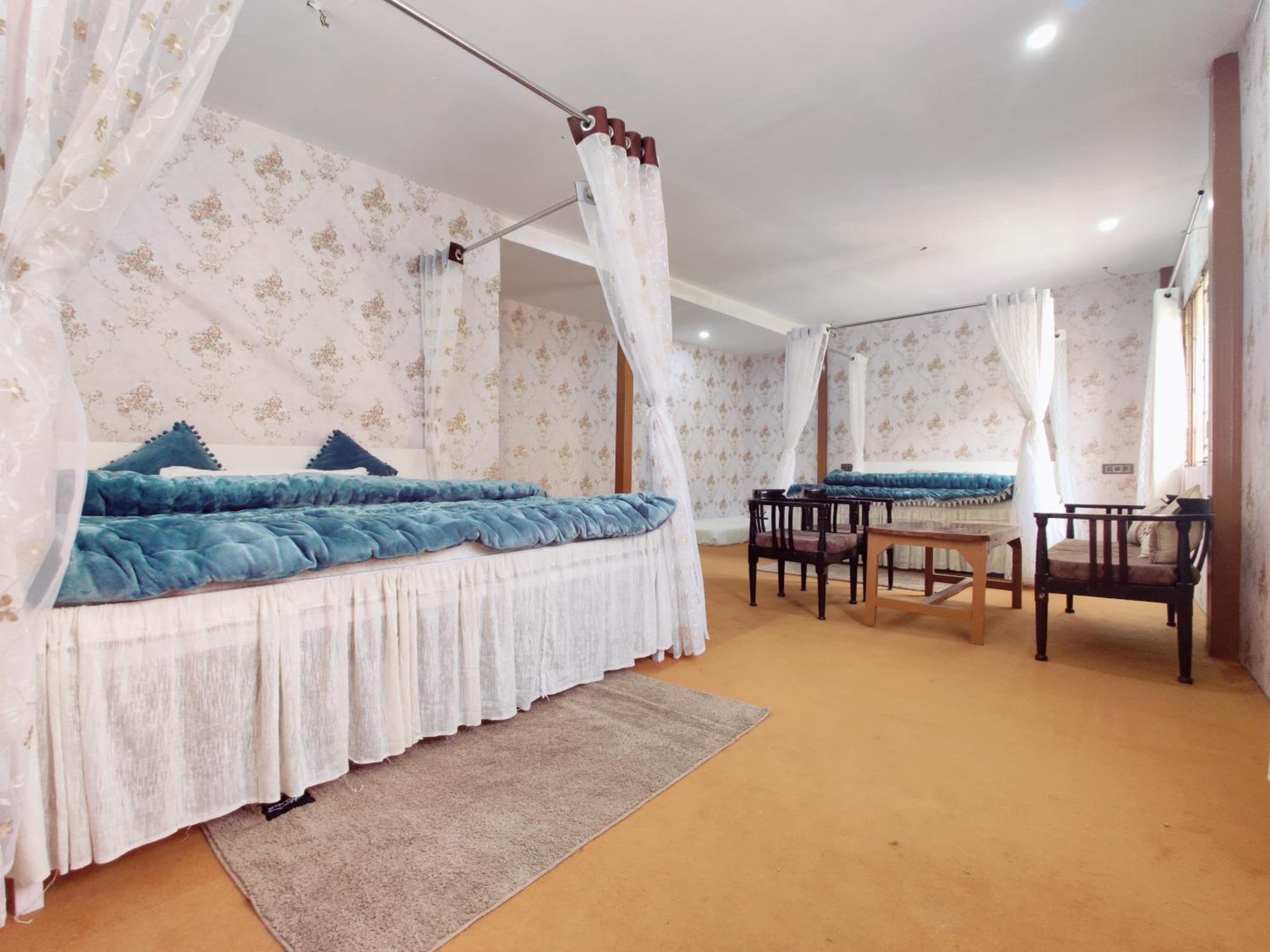 Family Room with Mountain View photo 3