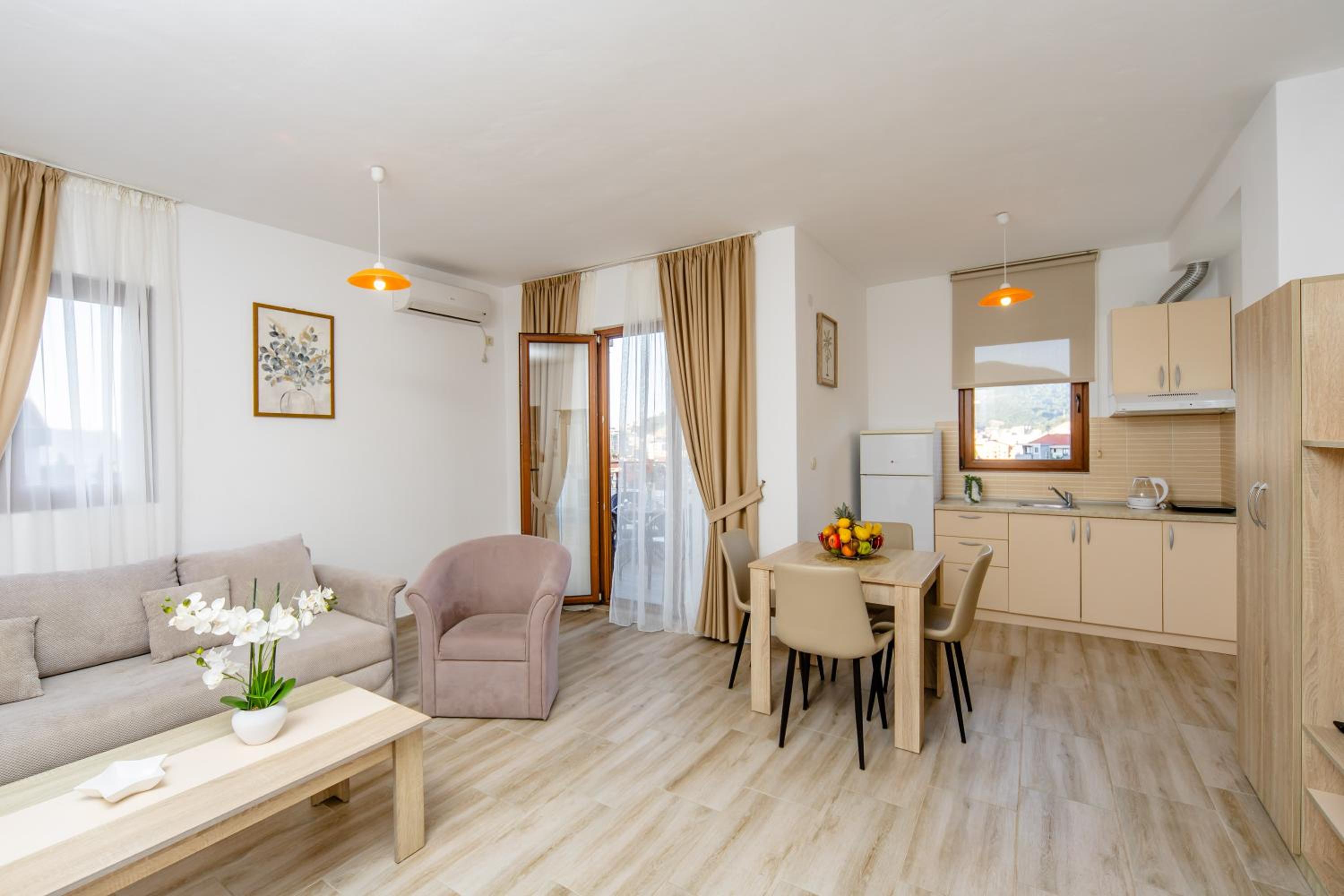One-Bedroom Apartment with Balcony and Sea View - Photo 1