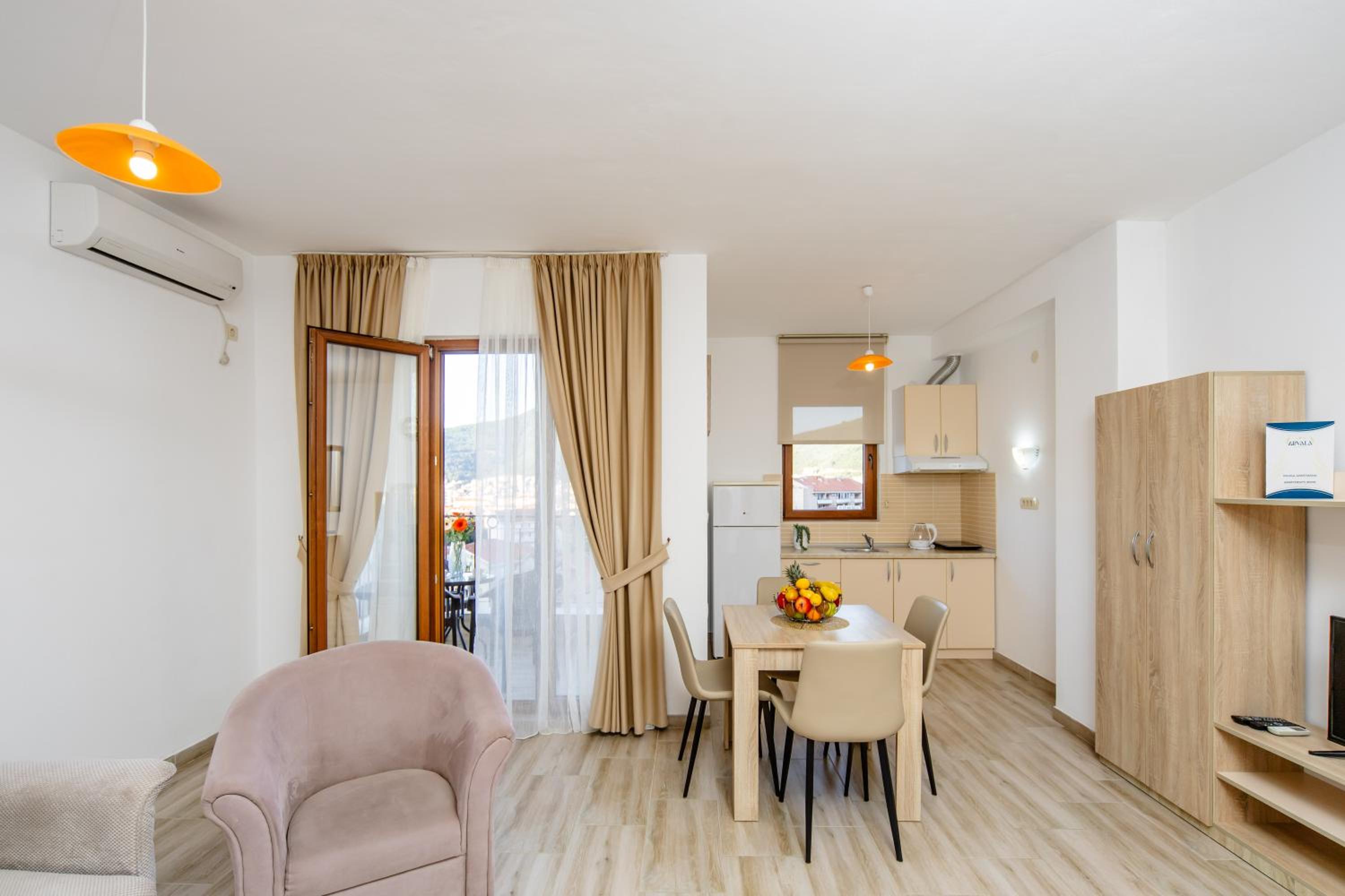 One-Bedroom Apartment with Balcony and Sea View - Photo 5