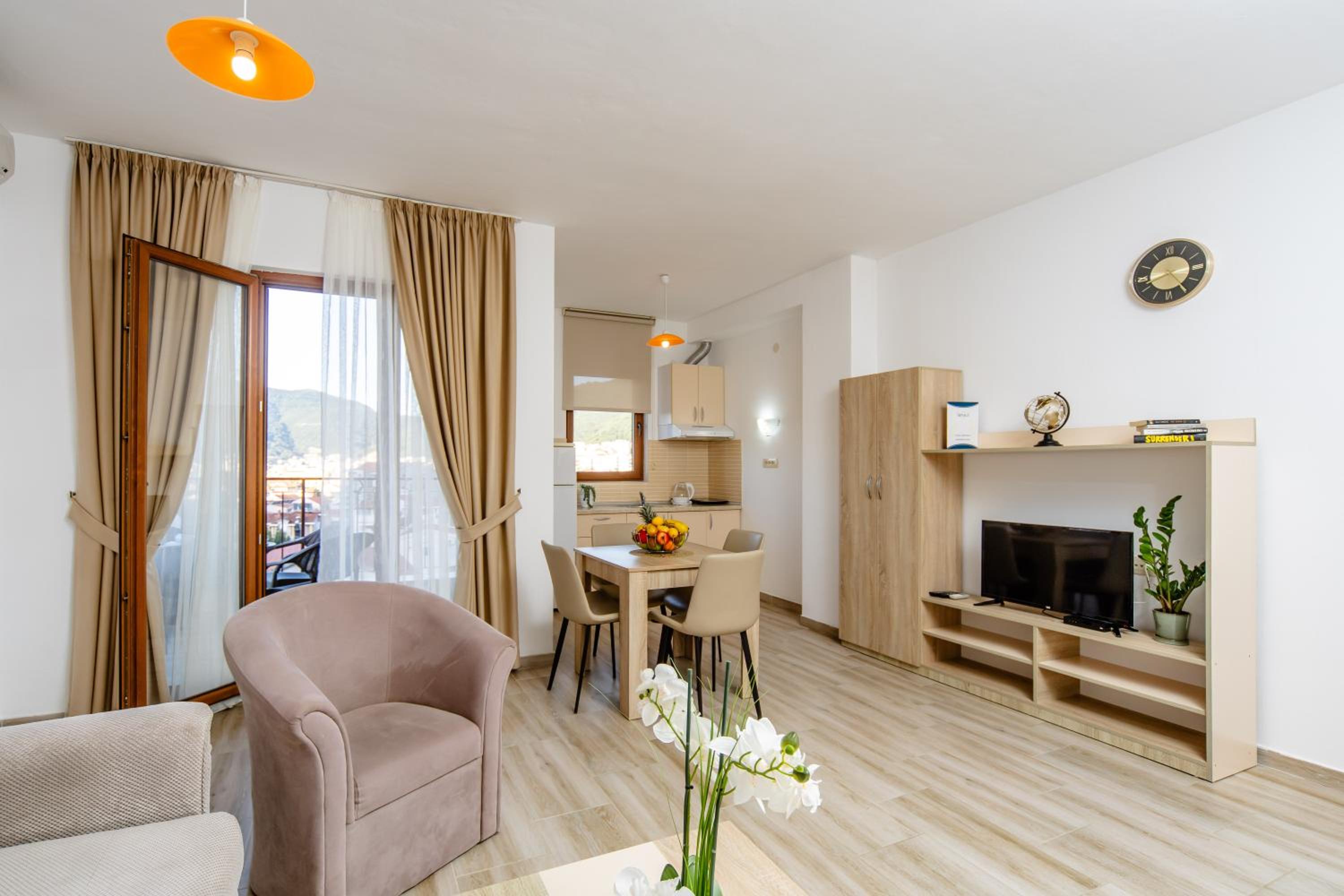 One-Bedroom Apartment with Balcony and Sea View - Photo 3