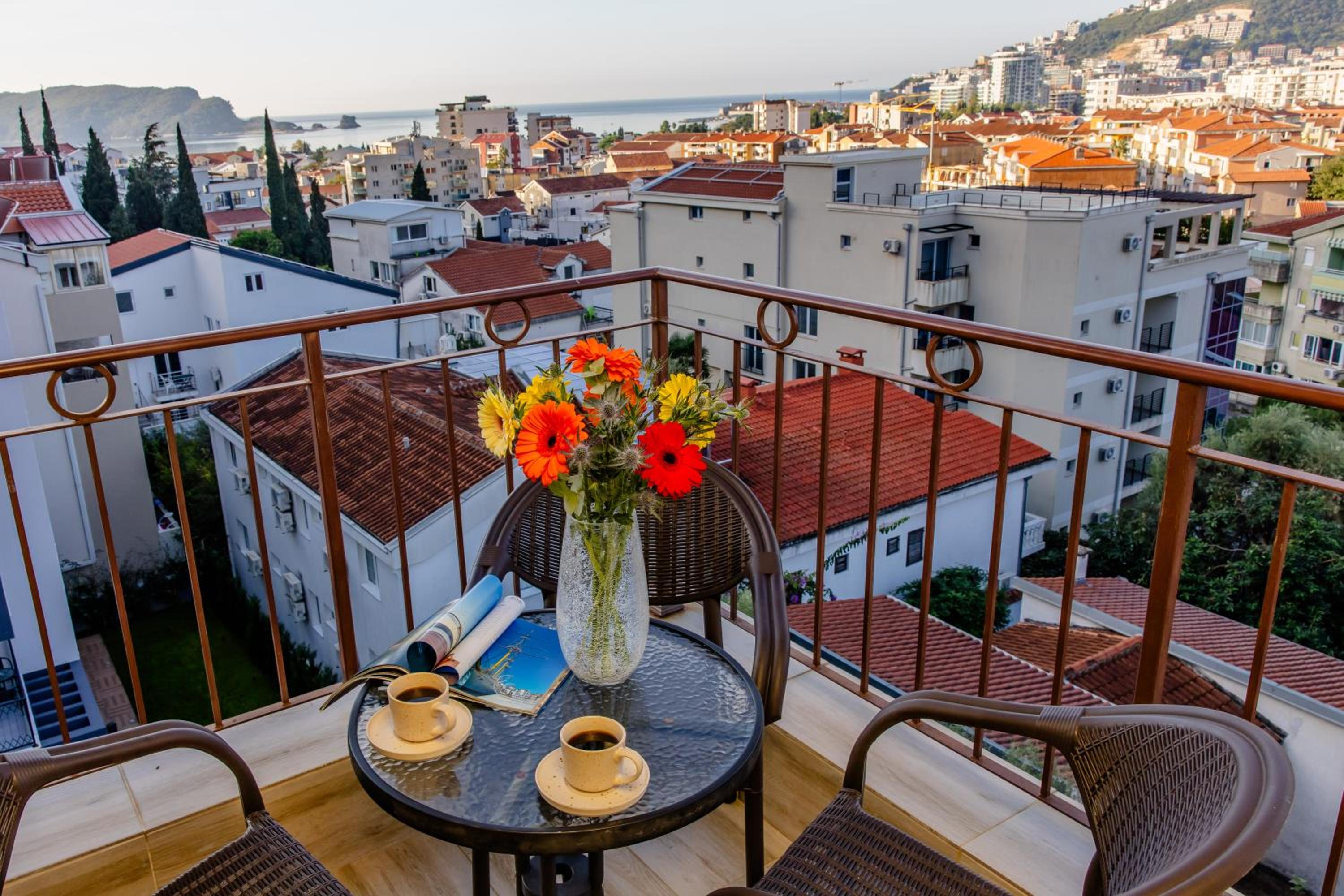 One-Bedroom Apartment with Balcony and Sea View - Photo 2