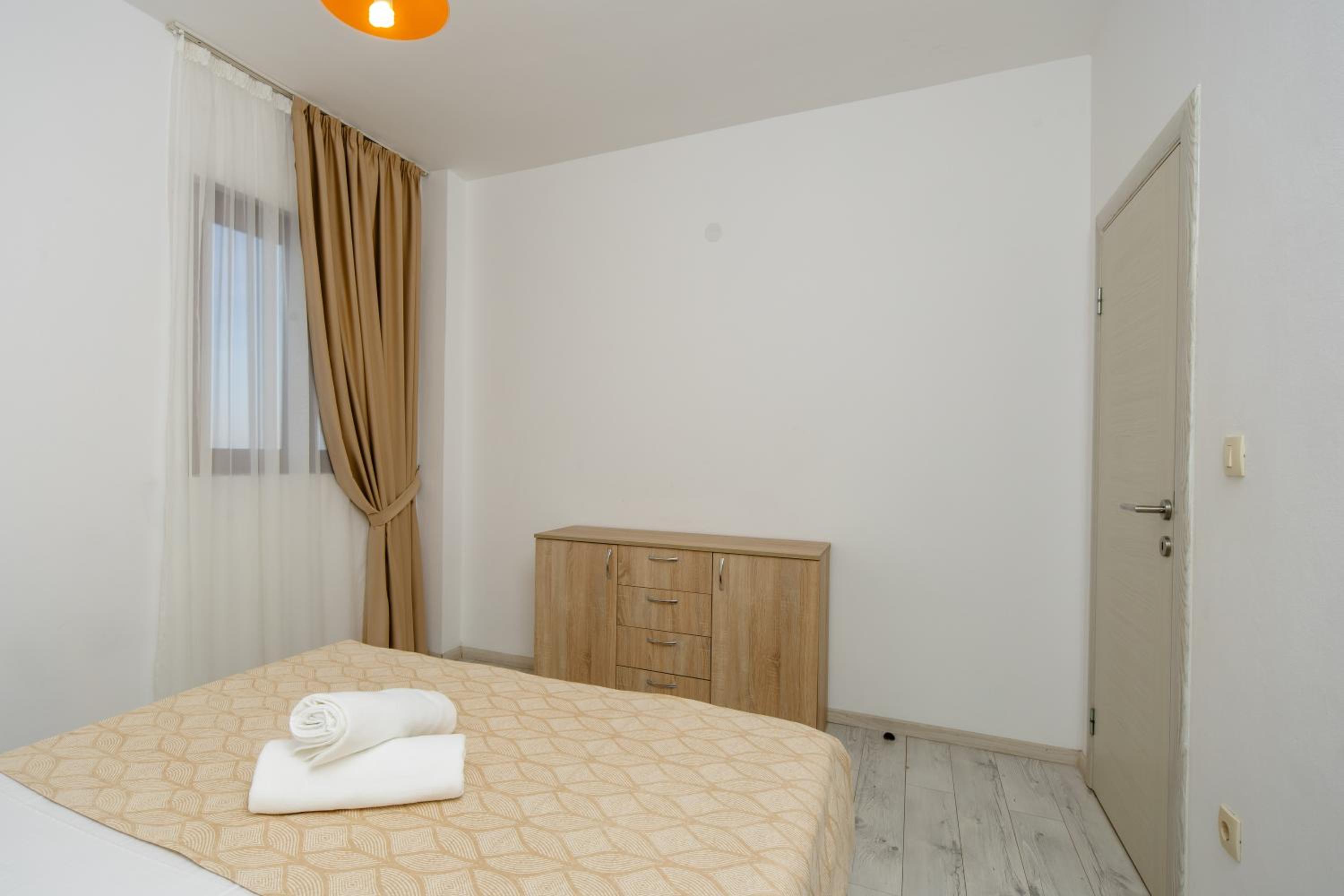 One-Bedroom Apartment with Balcony and Sea View - Photo 7