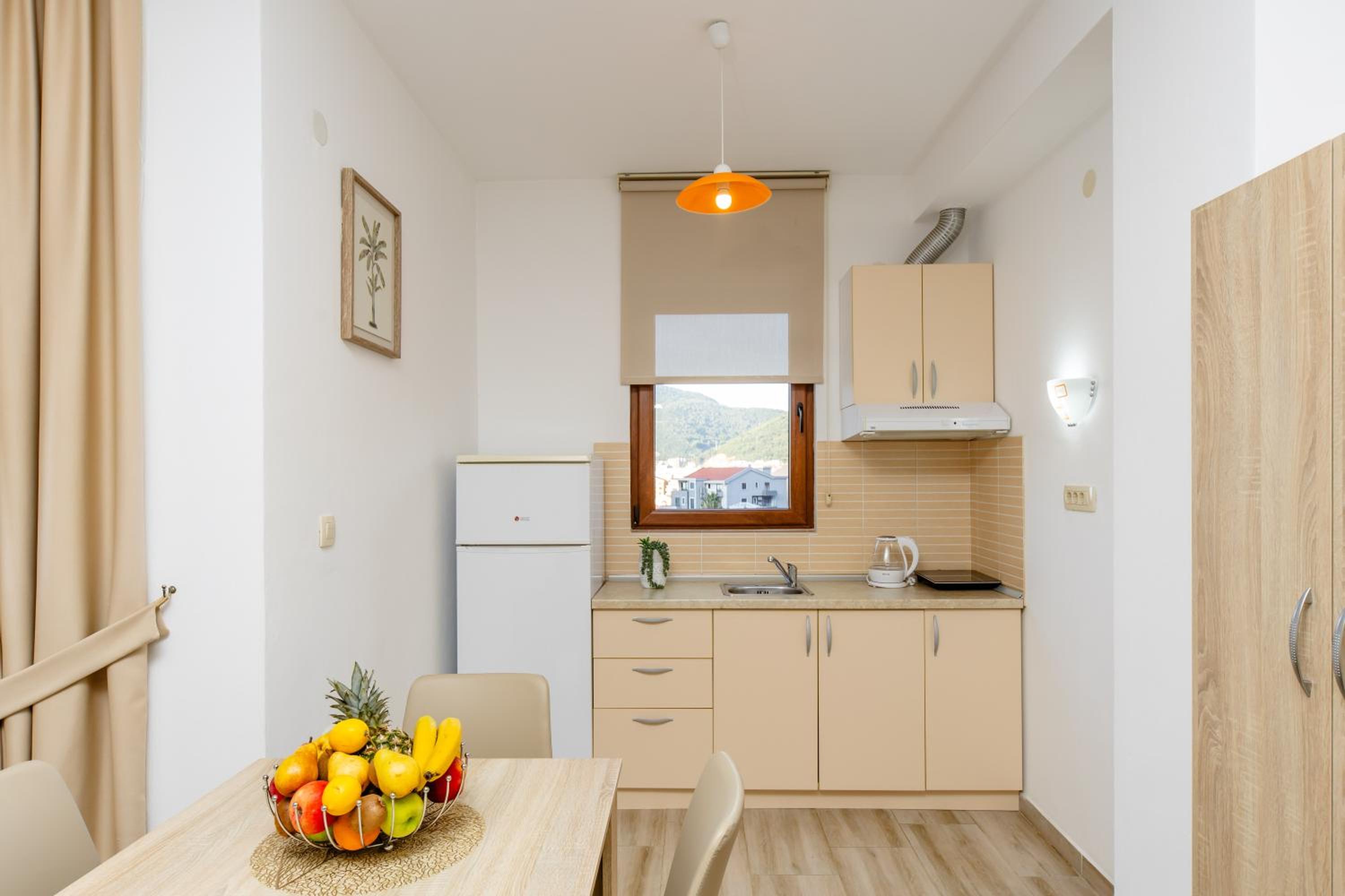 One-Bedroom Apartment with Balcony and Sea View - Photo 10