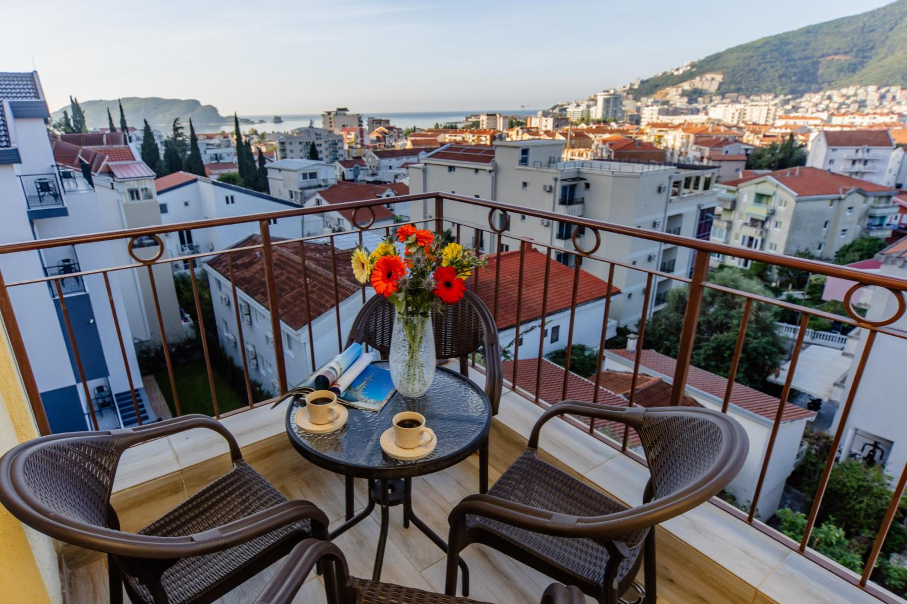 One-Bedroom Apartment with Balcony and Sea View - Photo 12
