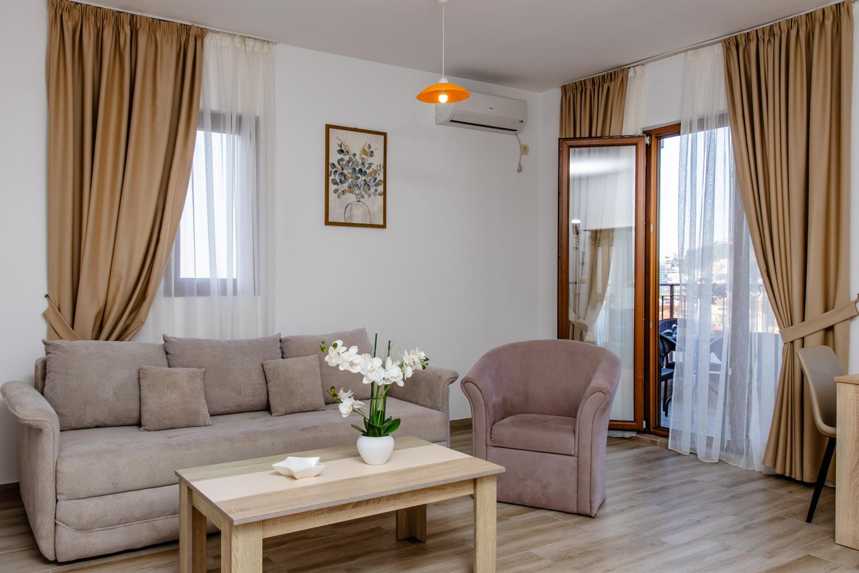 One-Bedroom Apartment with Balcony and Sea View - Photo 11
