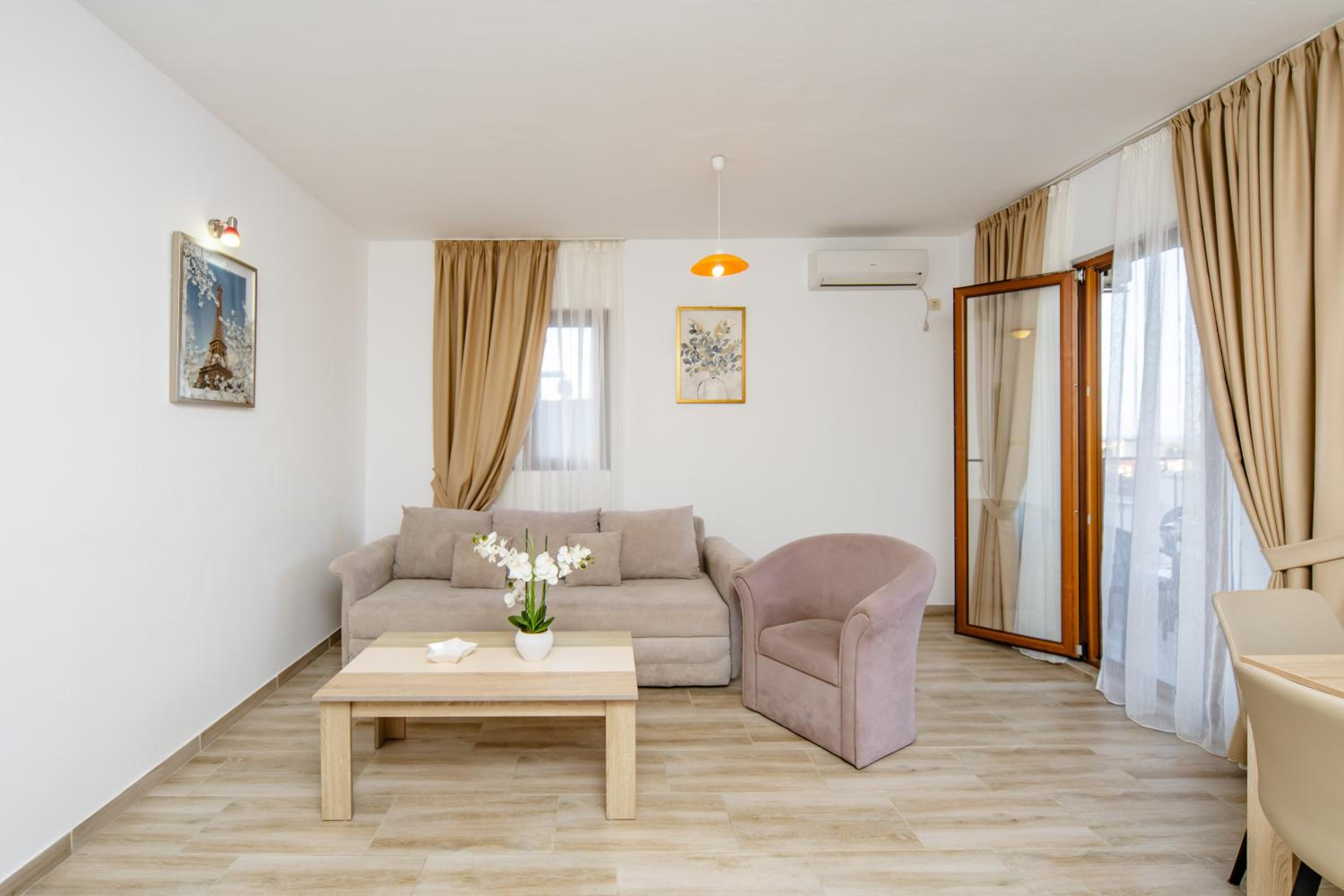 One-Bedroom Apartment with Balcony and Sea View - Photo 15