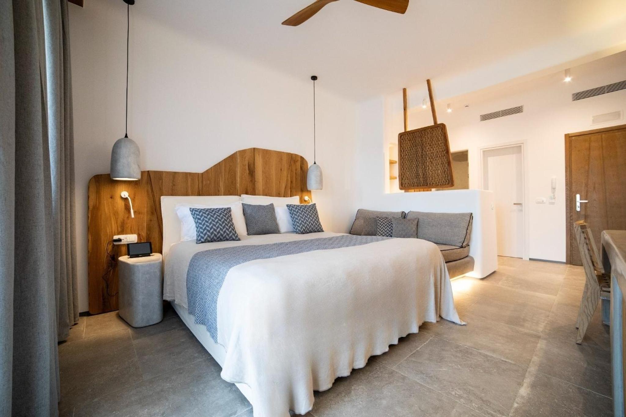 Deluxe Suite with Private Jacuzzi & Sea View - Photo 3