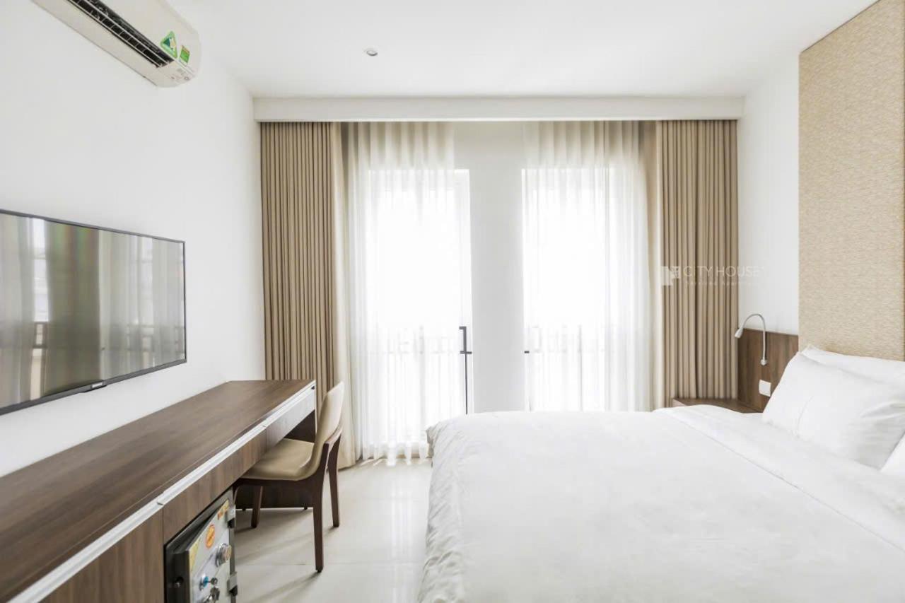One-Bedroom Apartment with City View