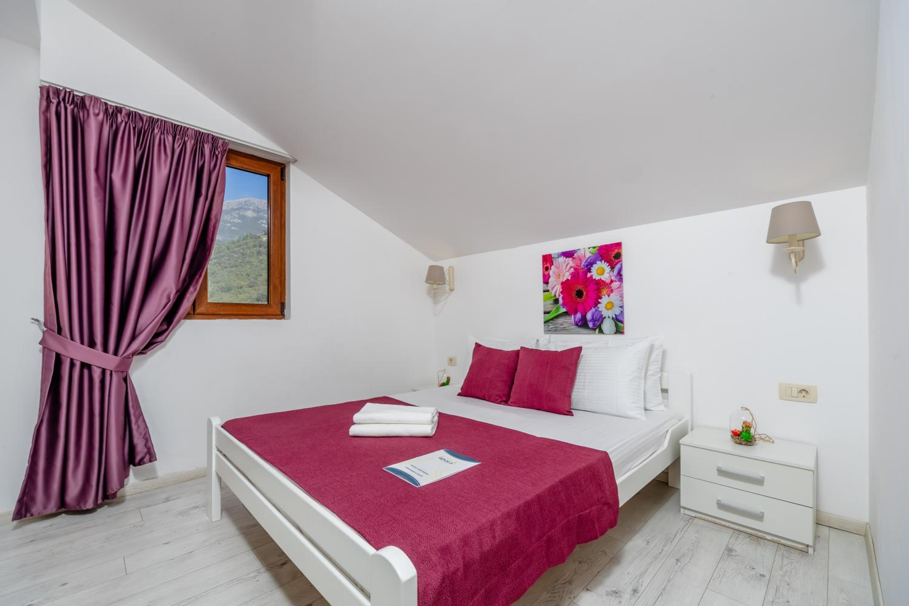 Deluxe Apartment with Side Sea View - Photo 4