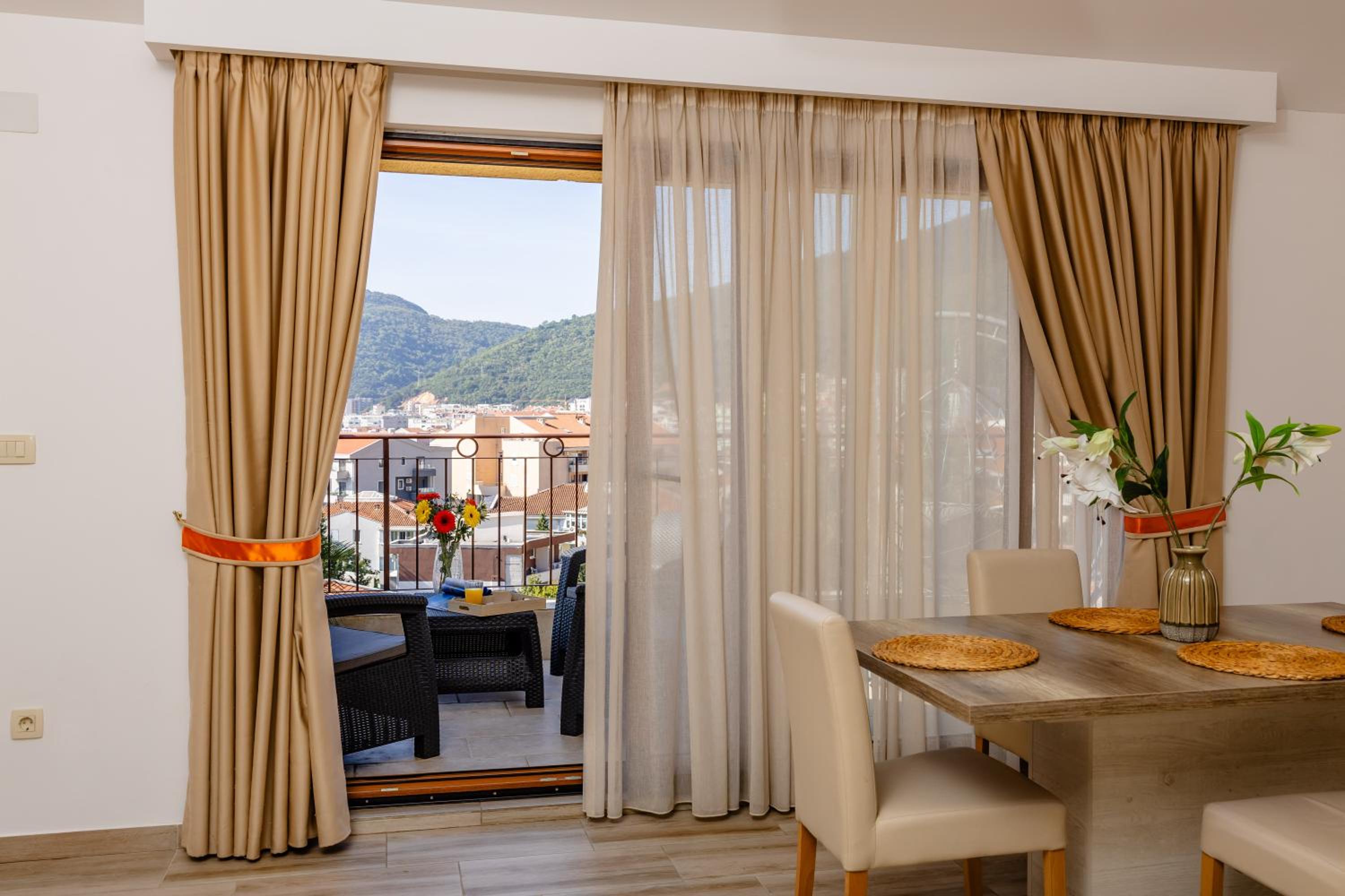 Deluxe Apartment with Side Sea View - Photo 3