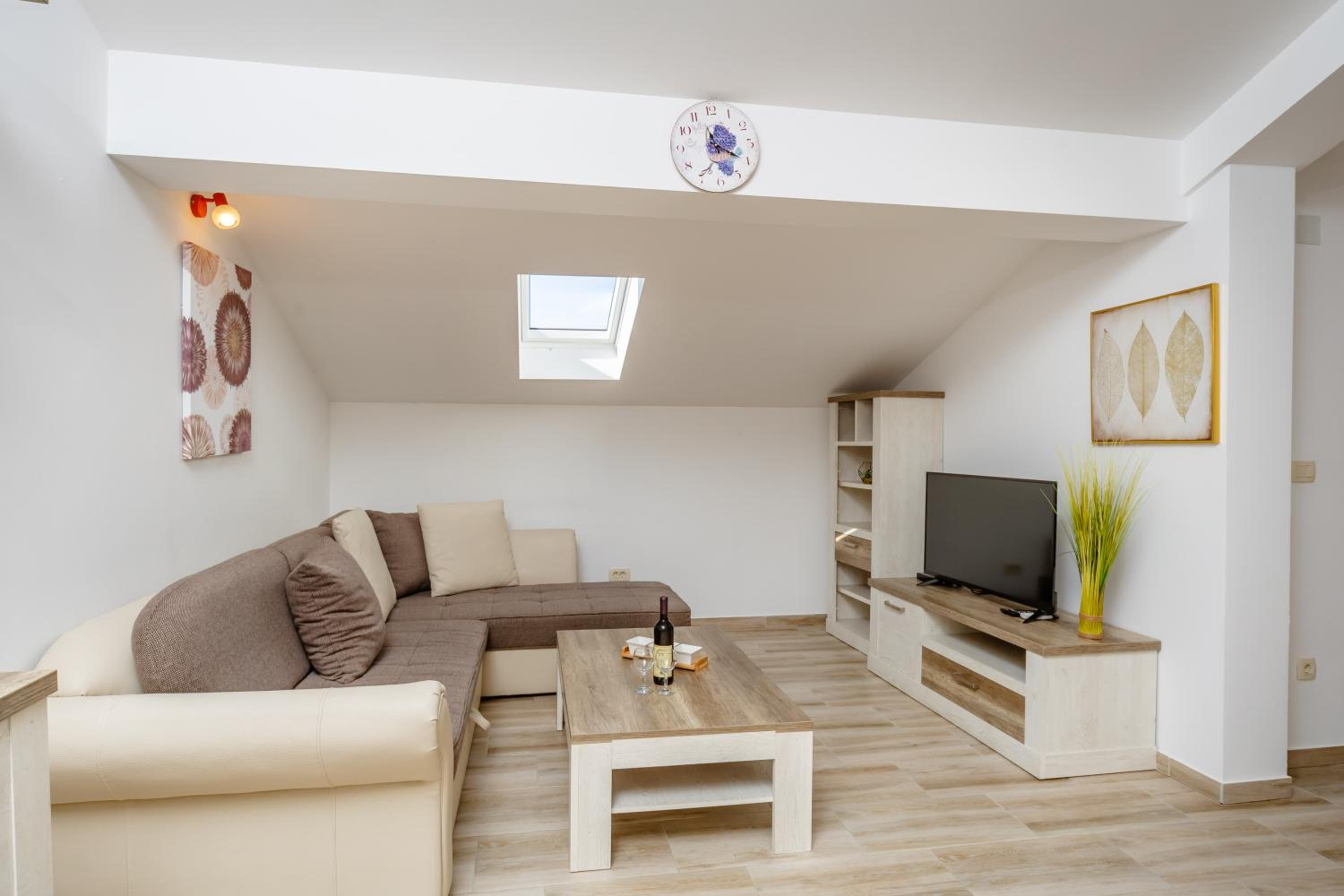 Deluxe Apartment with Side Sea View - Photo 16
