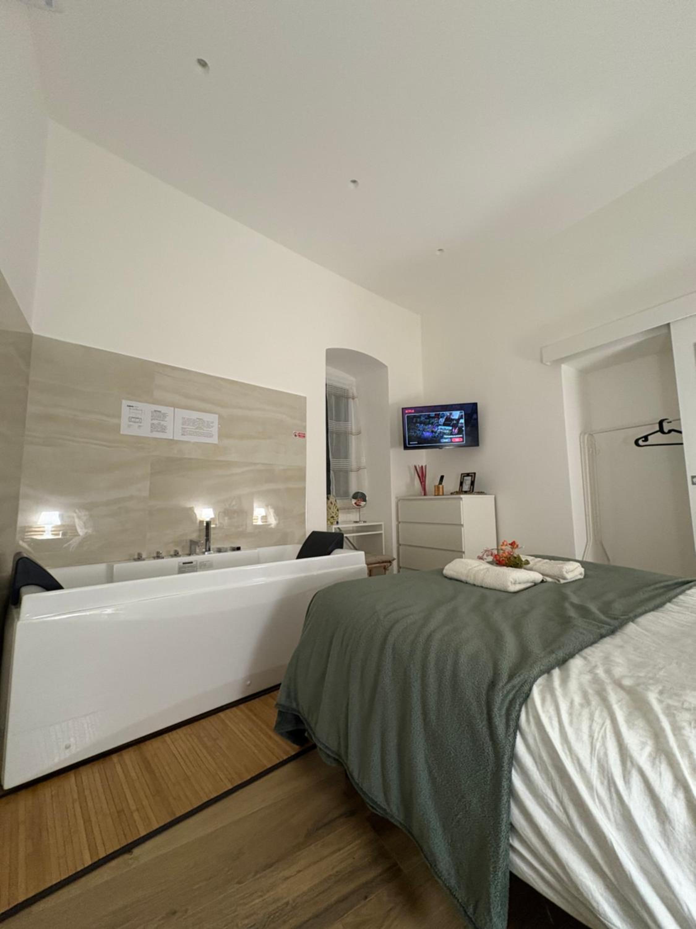 One-Bedroom Apartment photo 1
