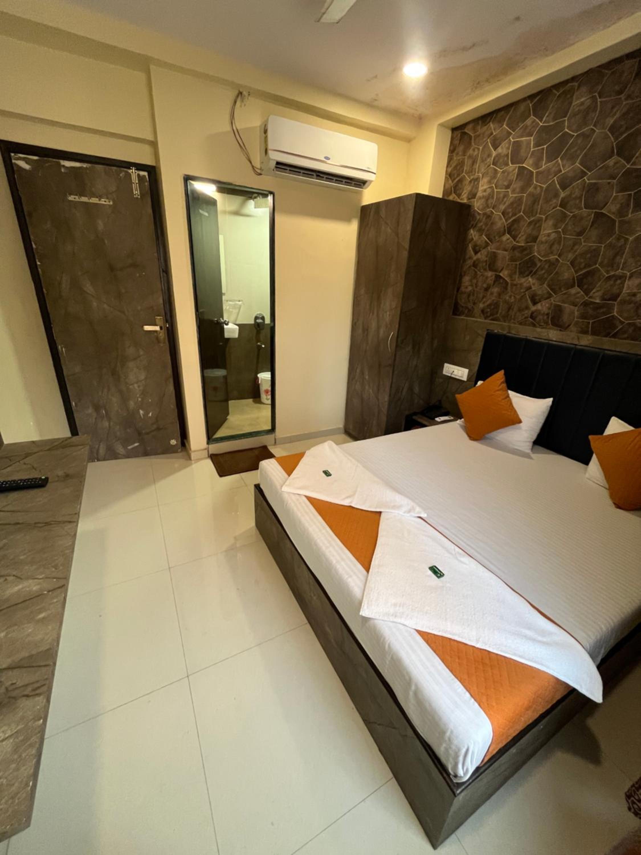 Deluxe Room - Photo 13