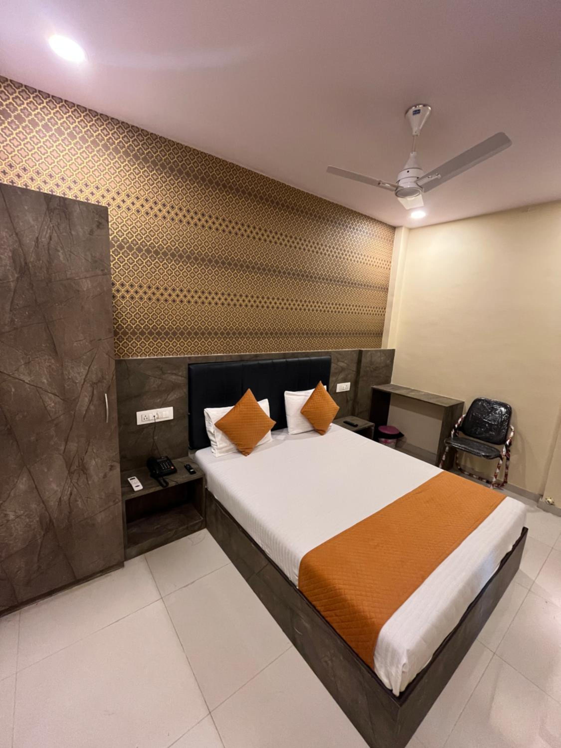 Deluxe Room - Photo 12