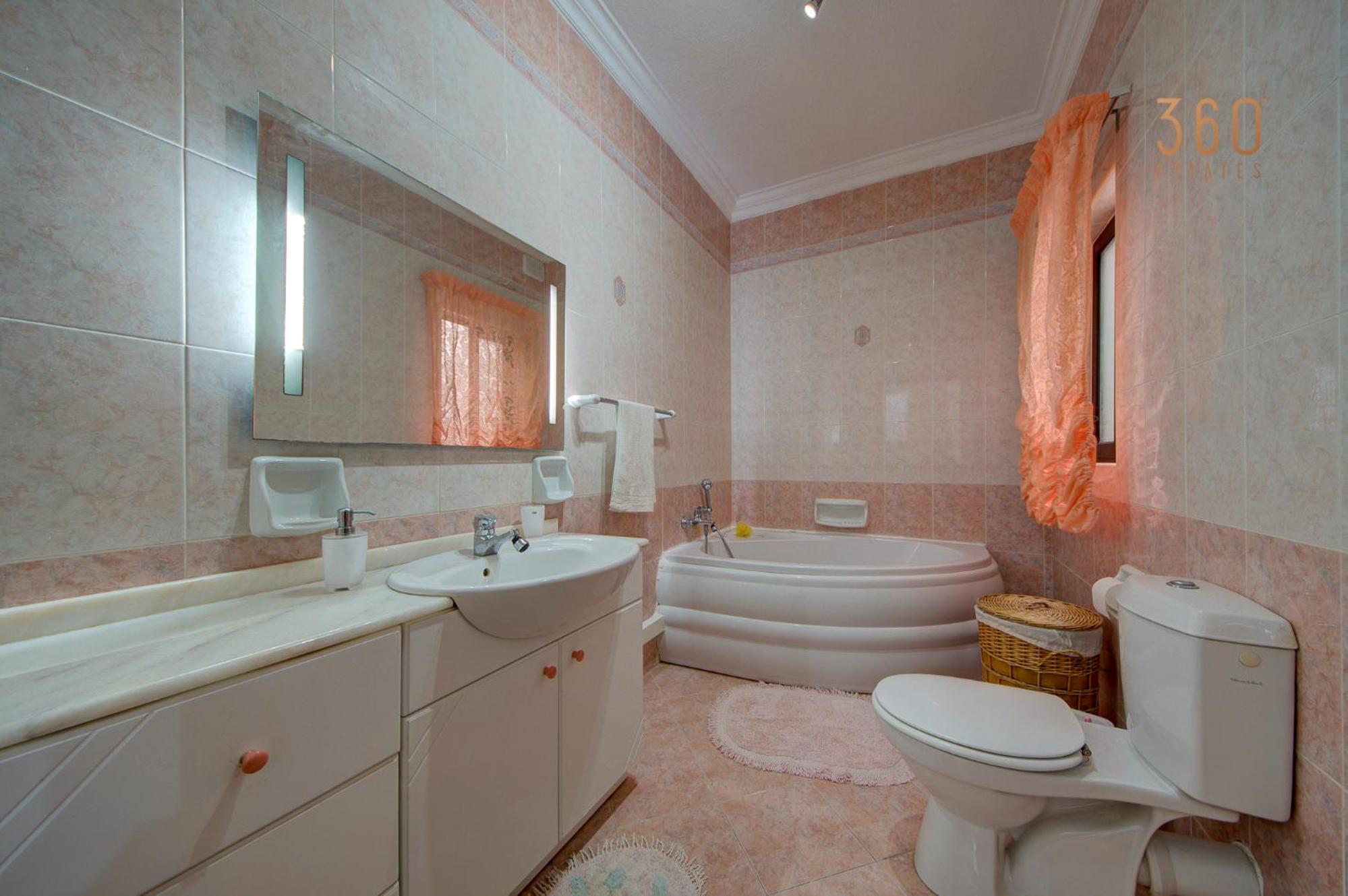 Four-Bedroom House photo 3