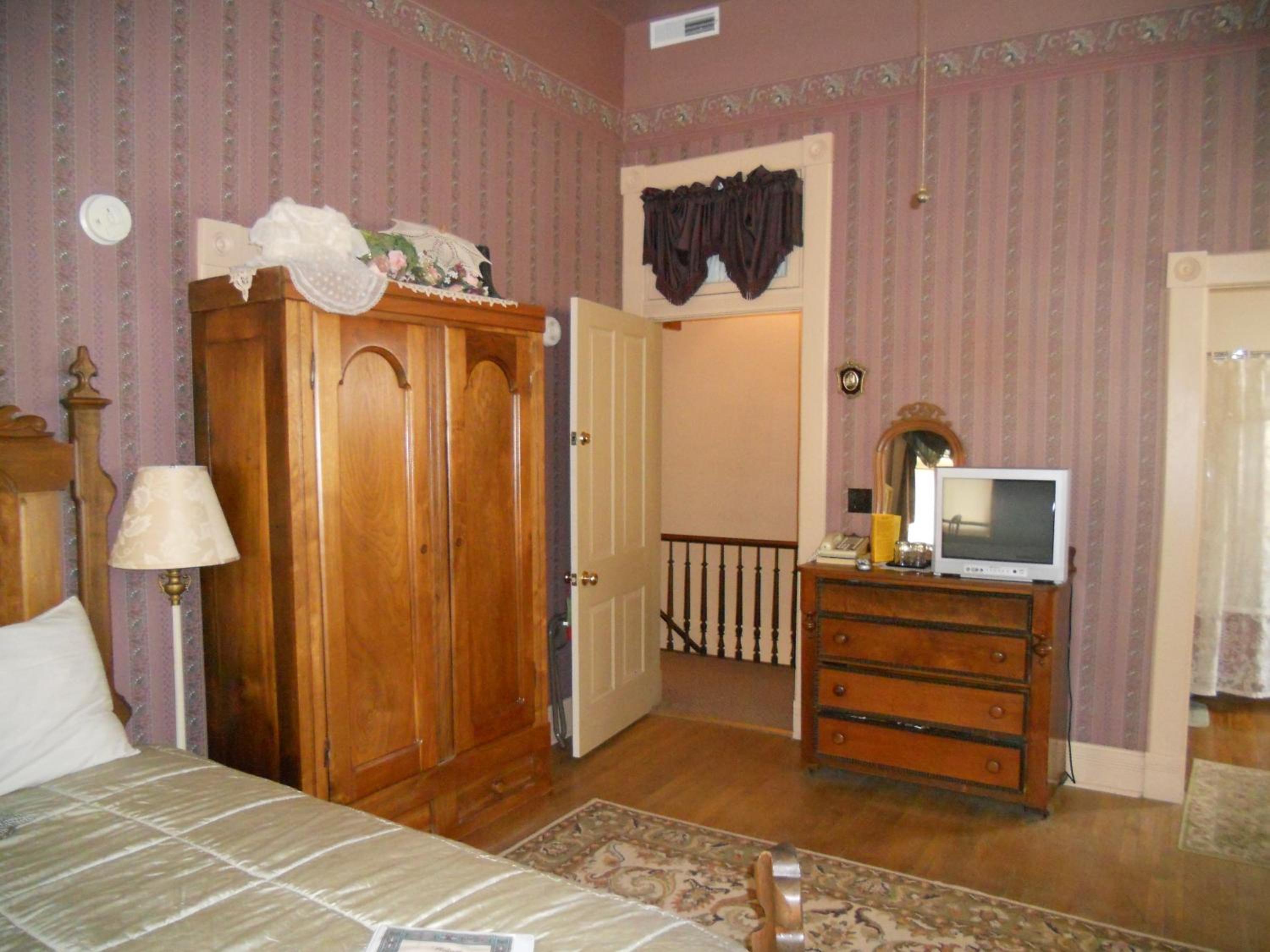 Deluxe Queen Suite photo 3