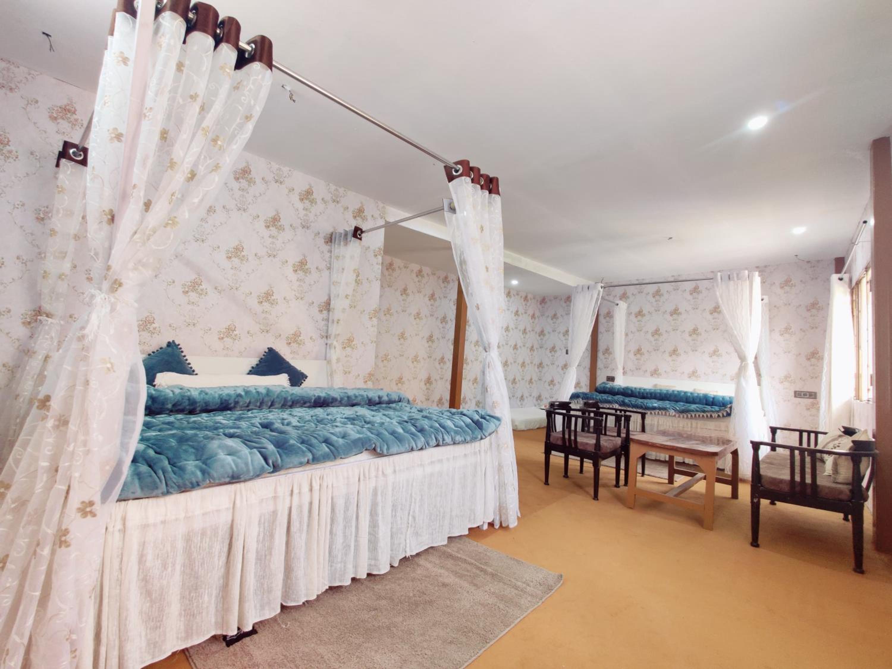 Family Room with Mountain View photo 1