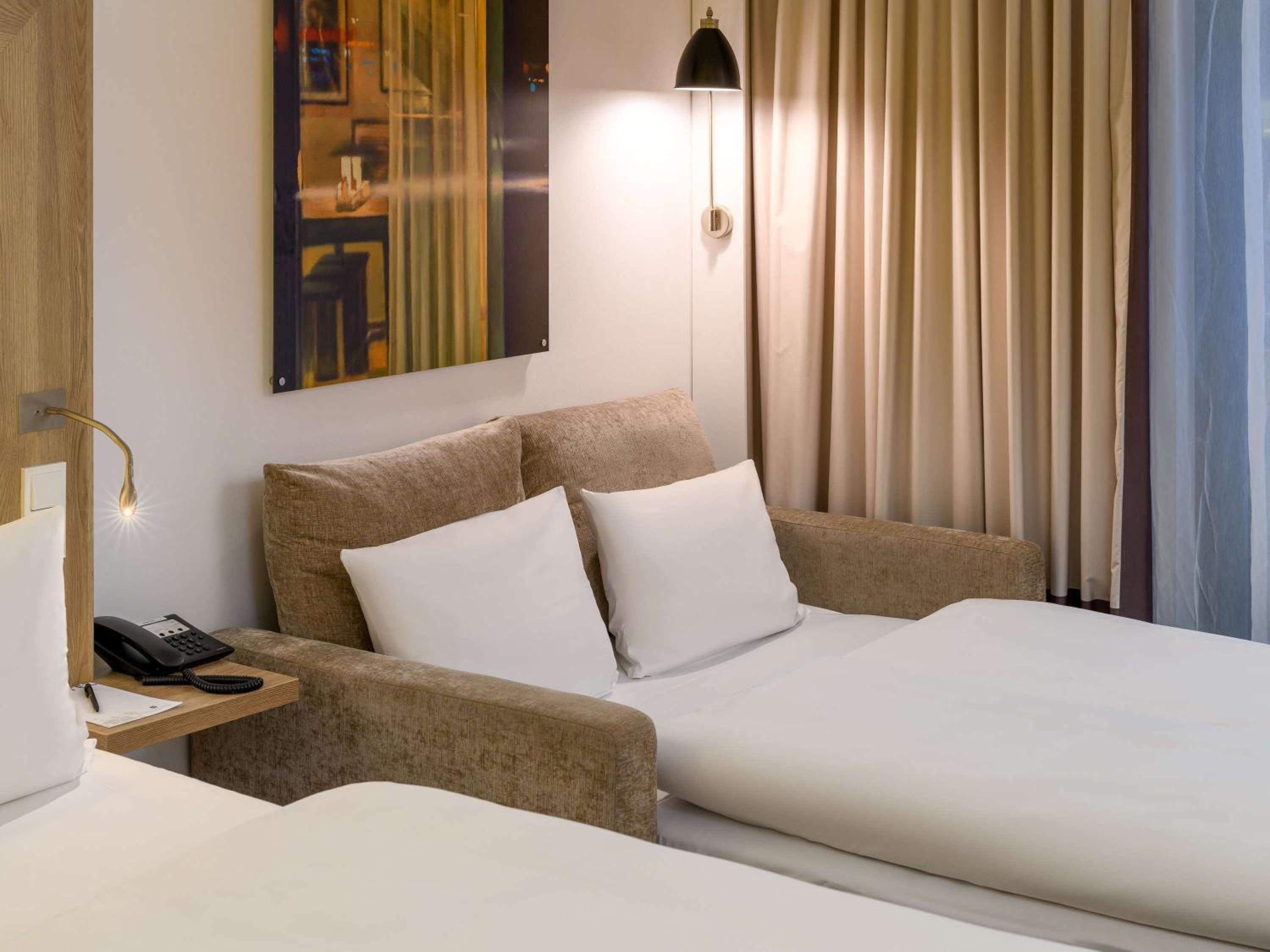 Standard Queen Room with Sofa thumbnail 5