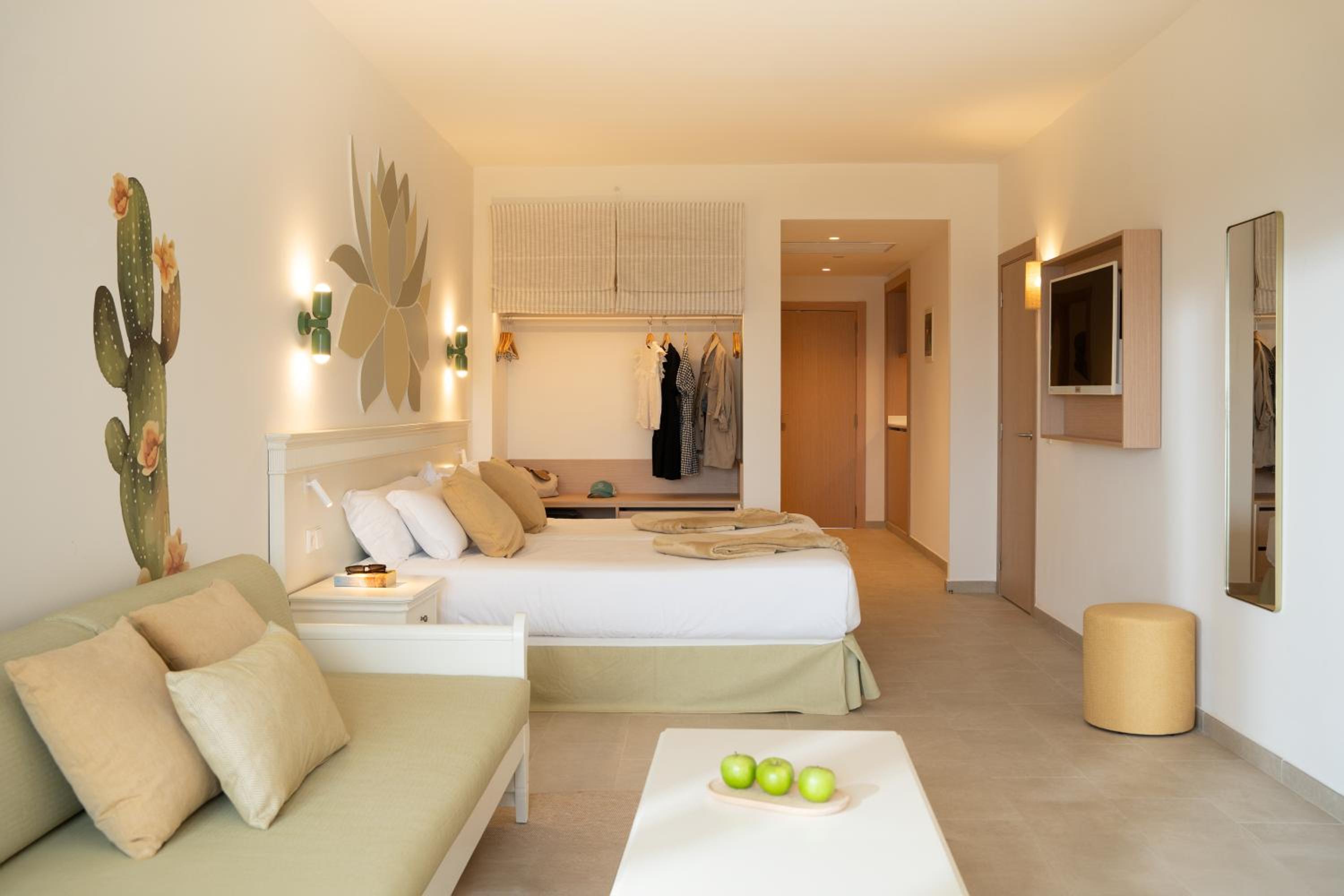 Junior Suite Pool Access