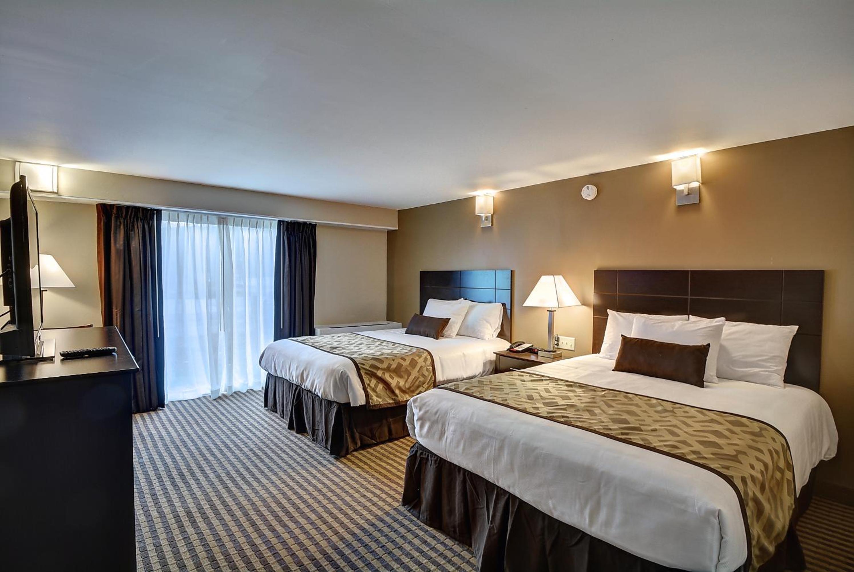 Queen Room with Two Queen Beds - Photo 2