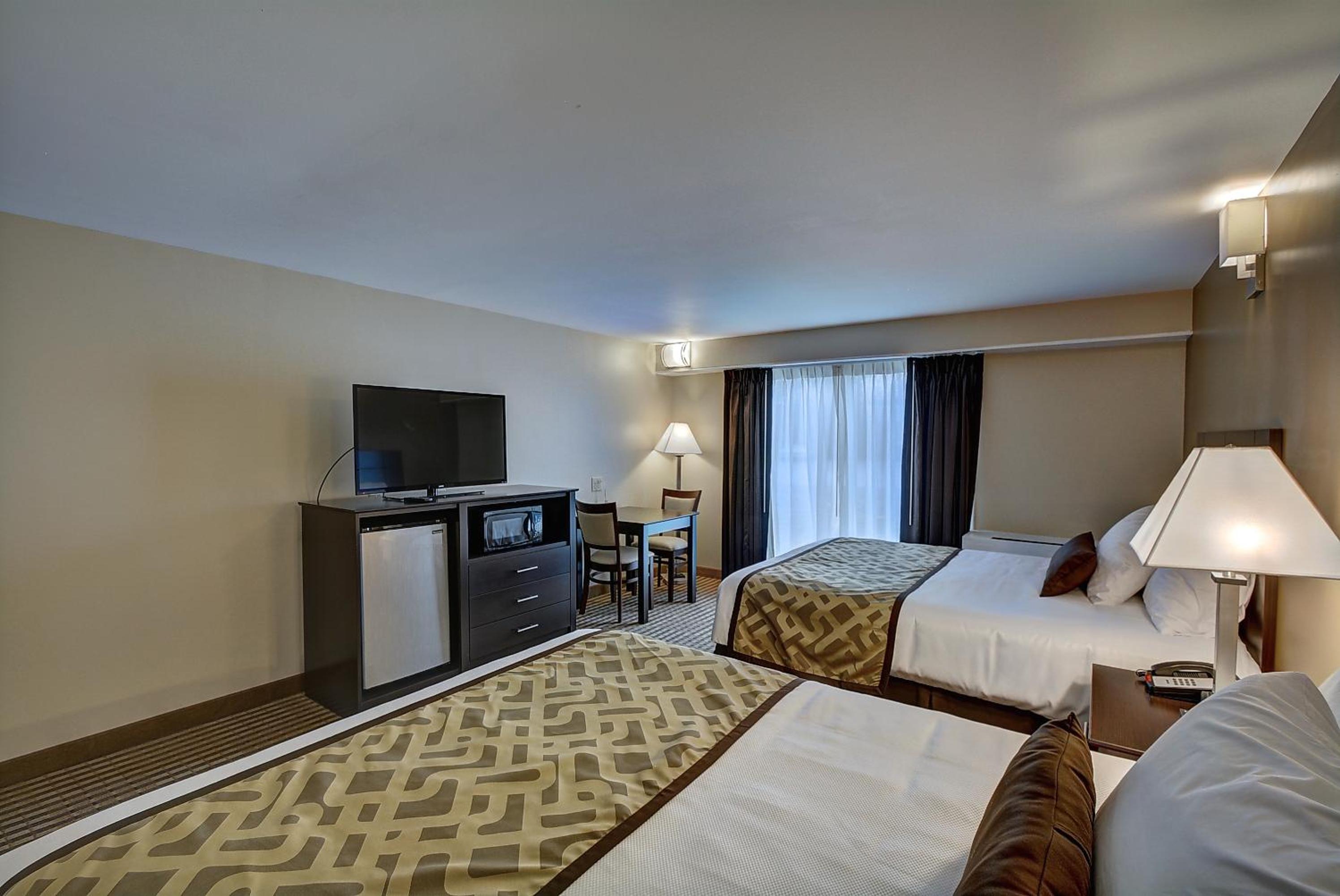 Queen Room with Two Queen Beds - Photo 7