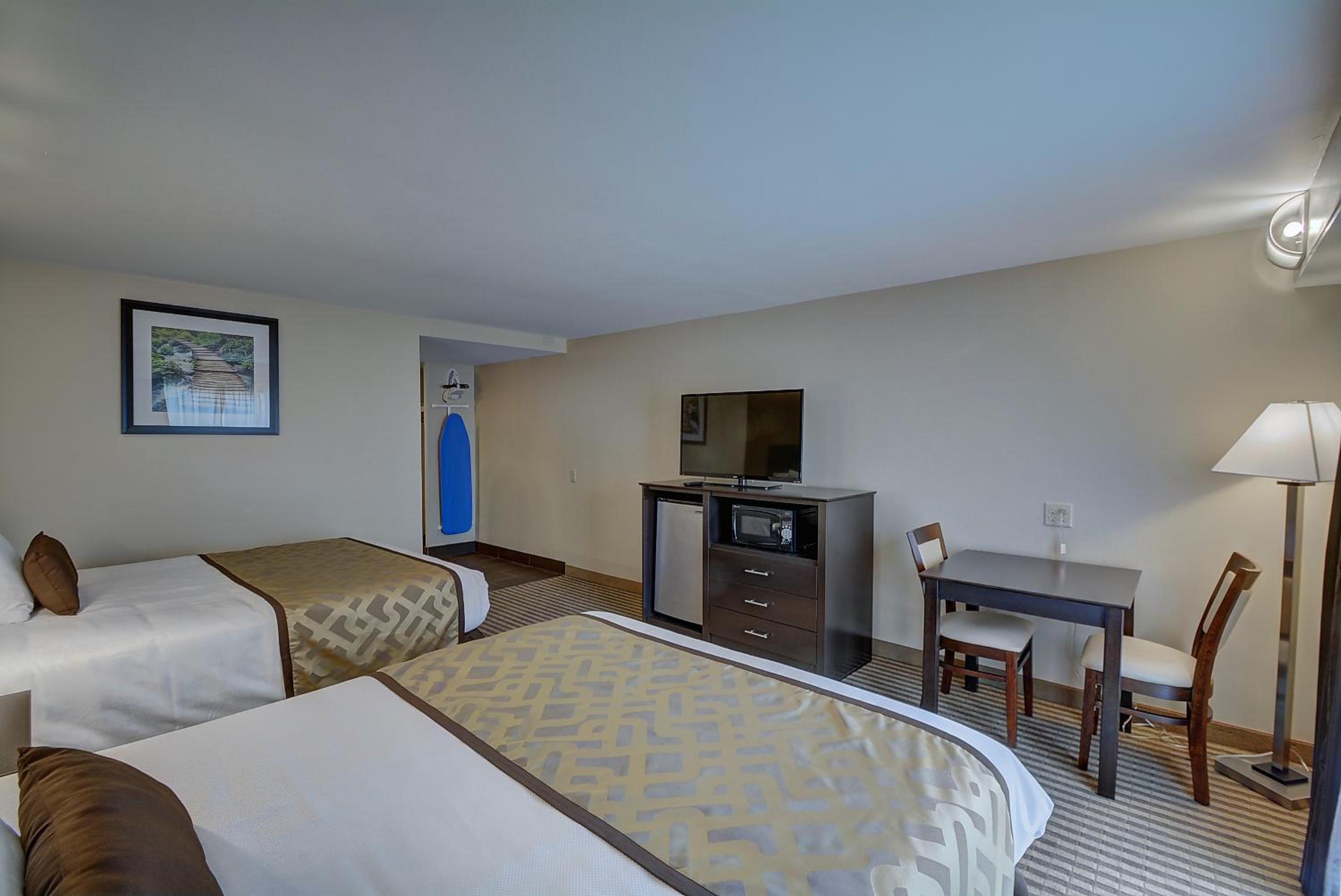 Queen Room with Two Queen Beds - Photo 6