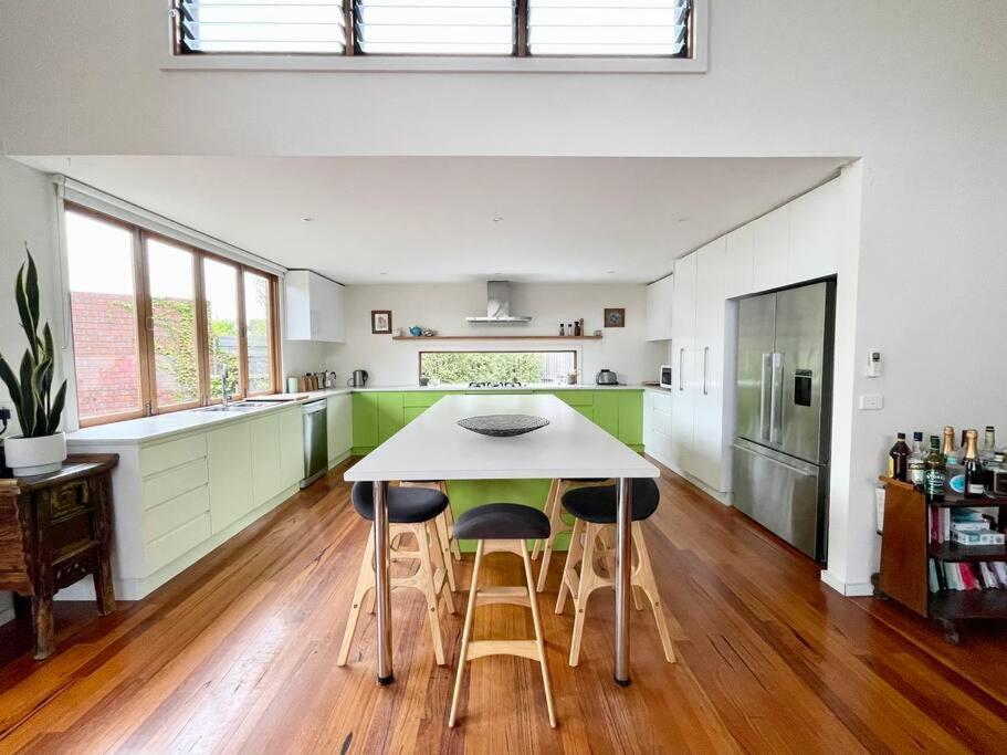 Five-Bedroom House photo 3