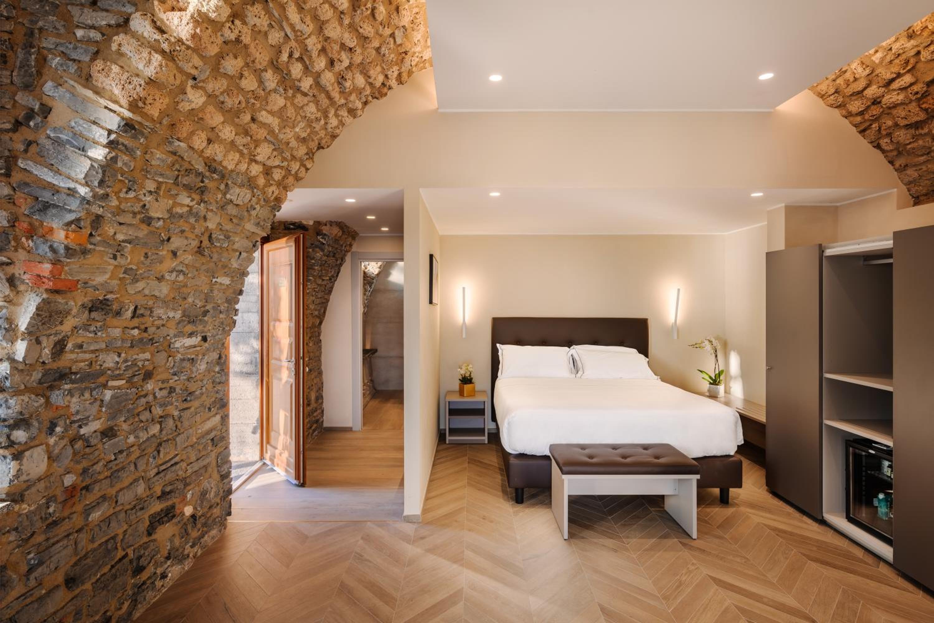 Suite with Balcony - Photo 3