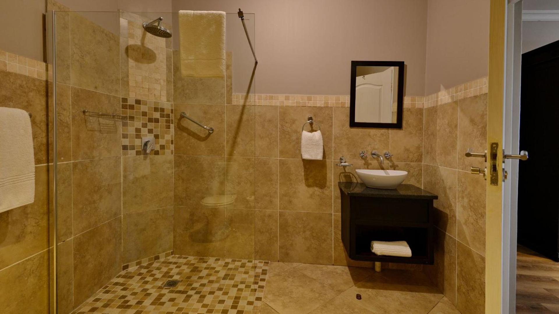 Standard Twin Room - Photo 4