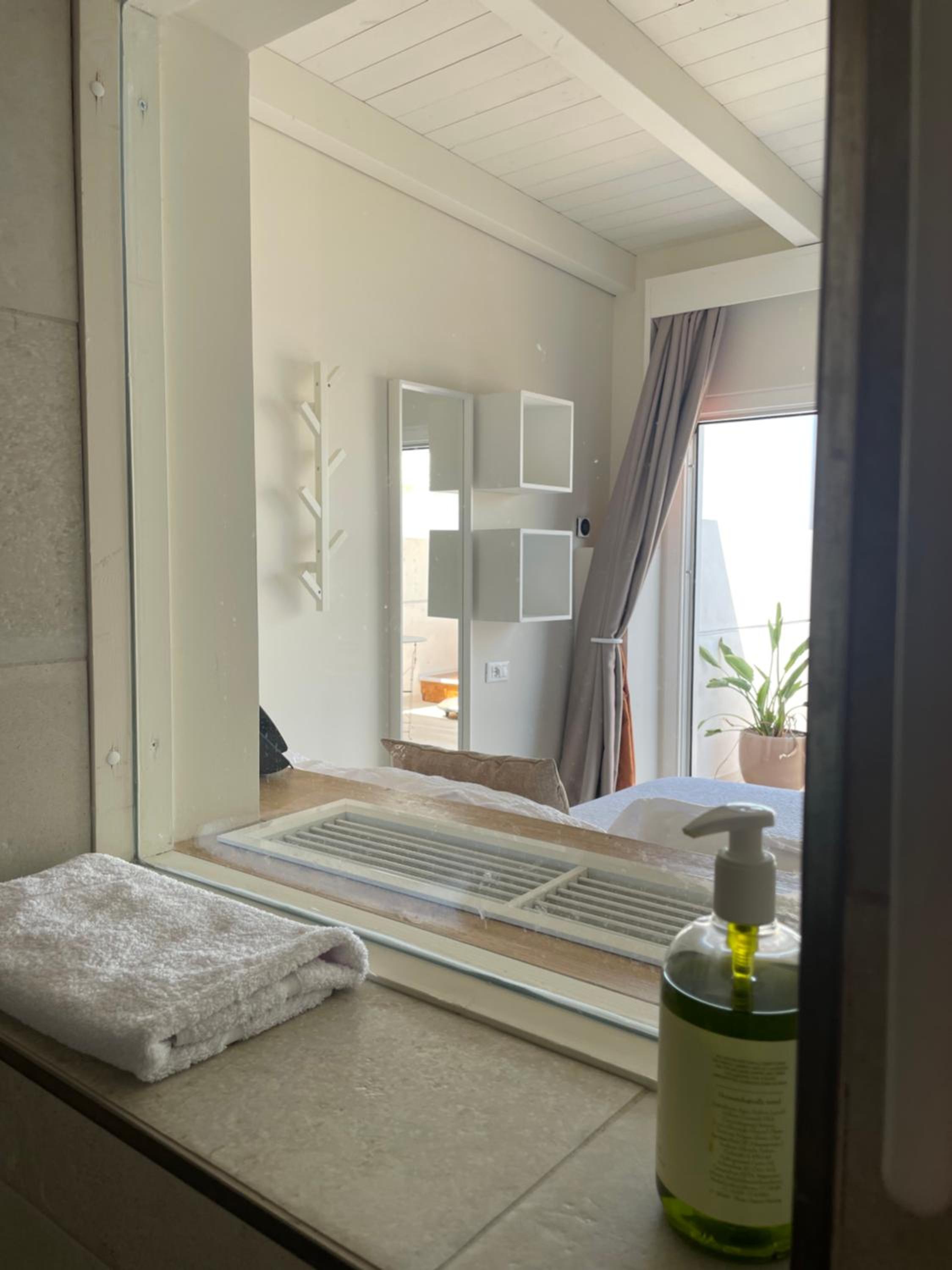 Deluxe Double Room with Sea View and Hot Tub - Photo 3