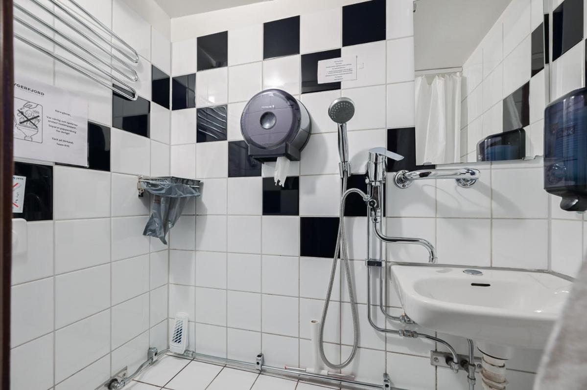 Classic Double Cabin with Private Bathroom - Photo 3