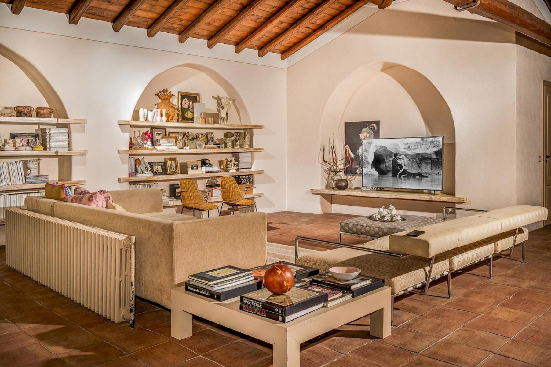 Five-Bedroom Villa photo 1